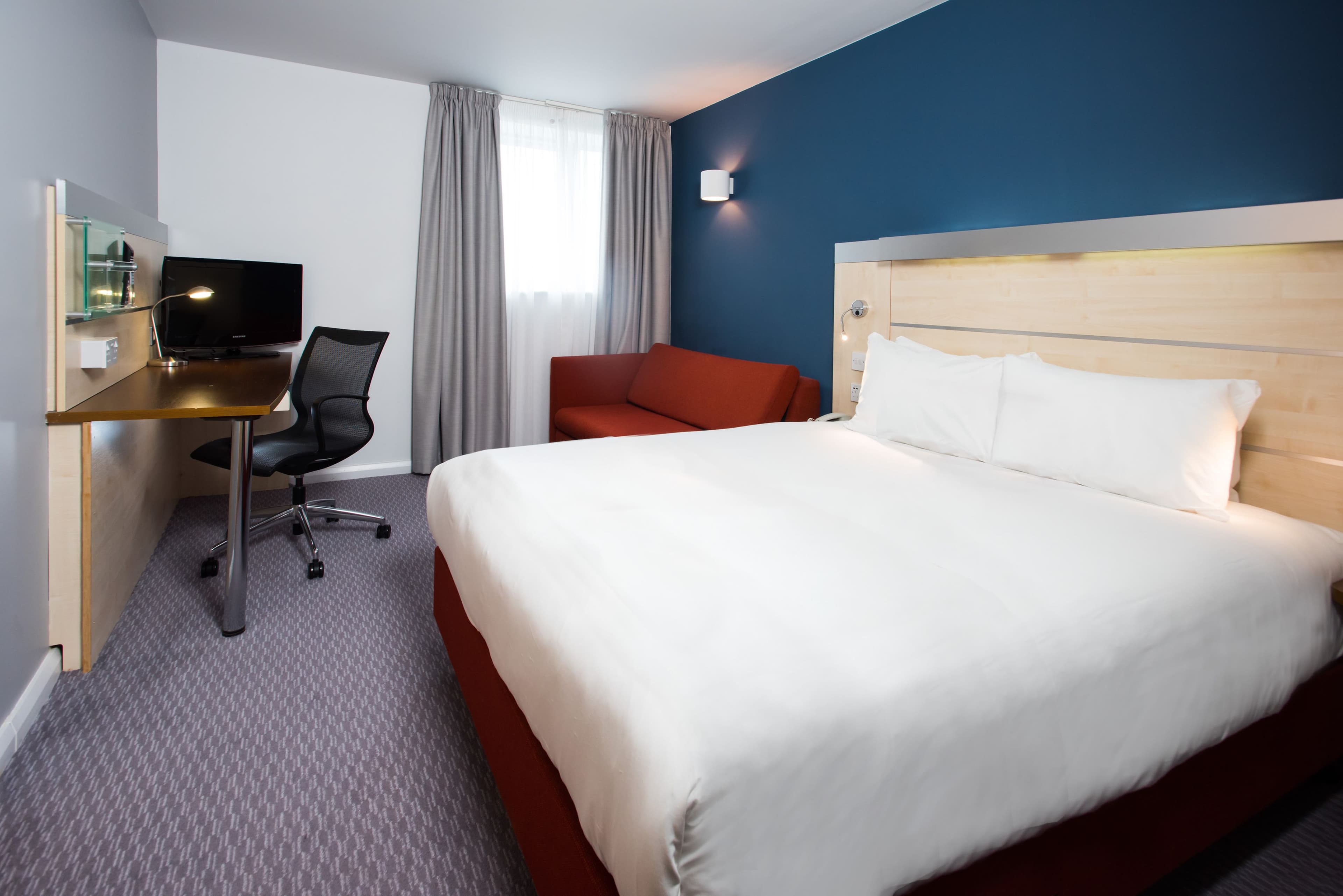 Holiday Inn Express Swindon City Centre - Image 2