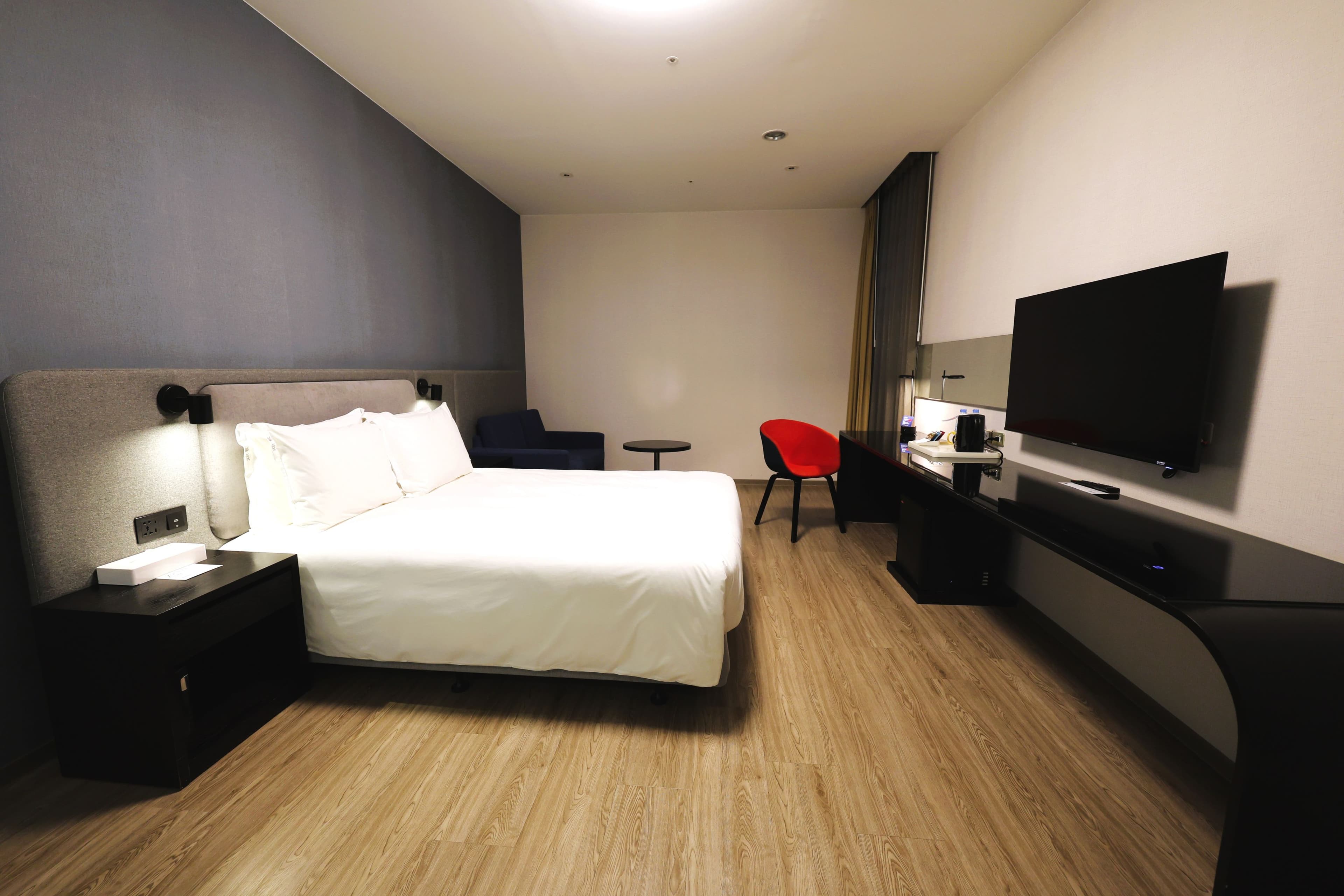 Holiday Inn Express Taichung Park - Image 2