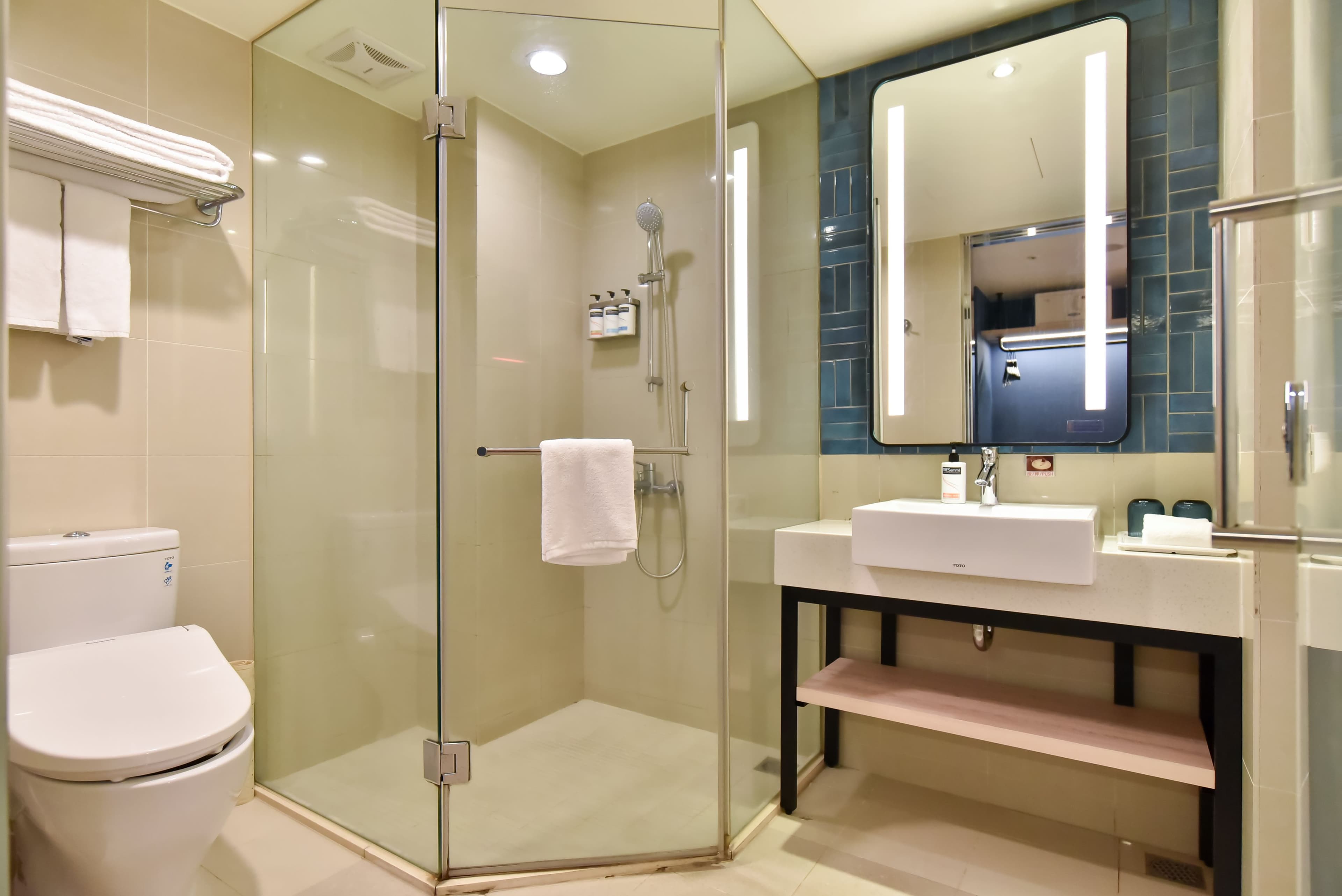 Holiday Inn Express Taipei Train Station - Image 3
