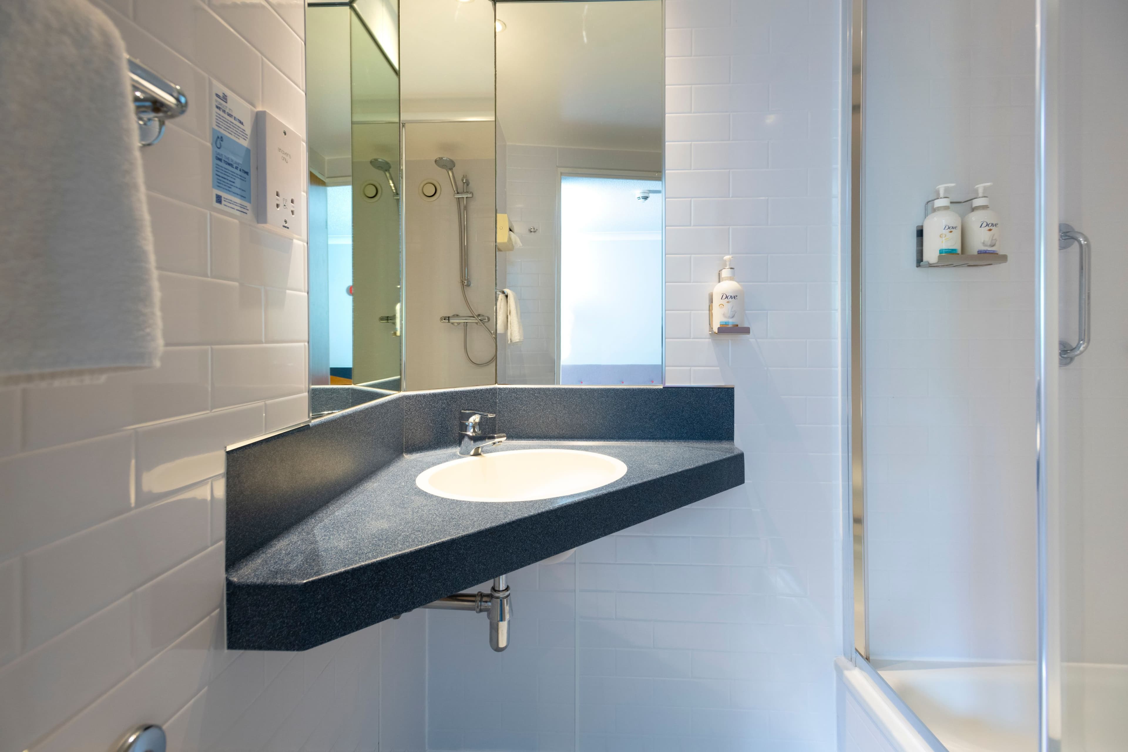 Standard Room with Free Hot Breakfast - Image 5
