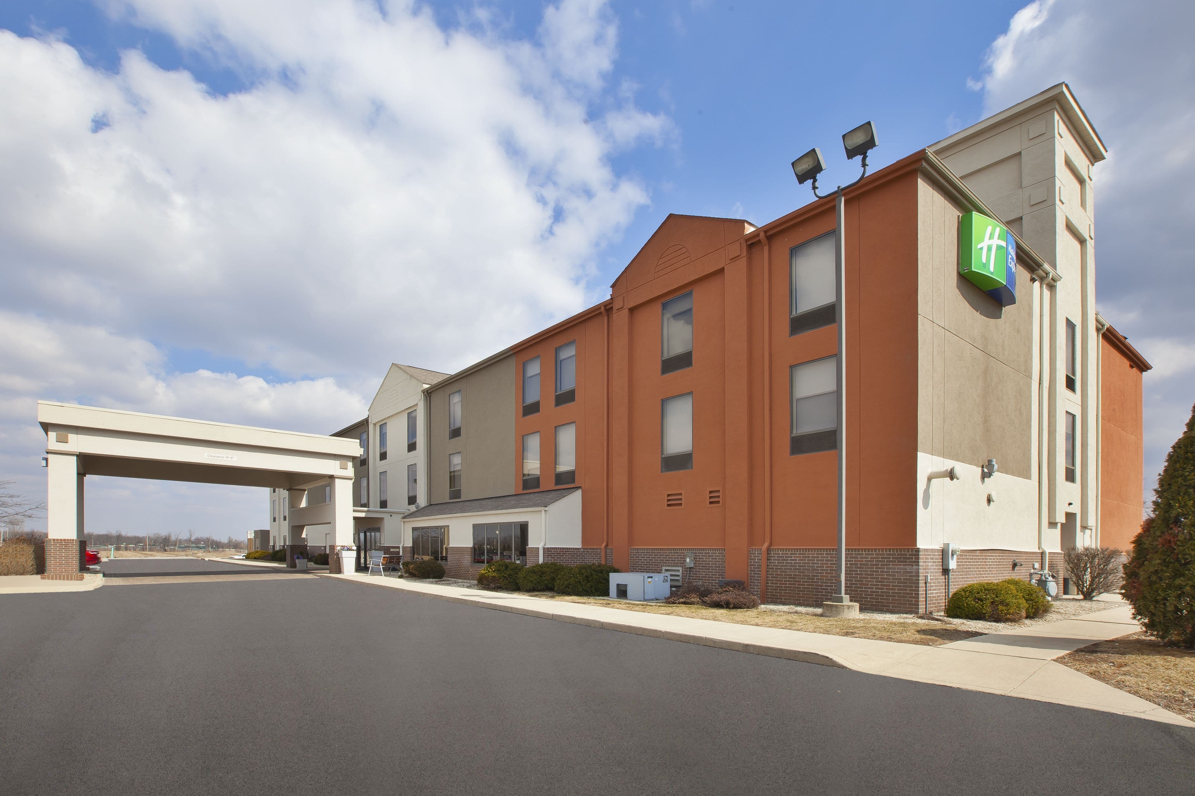 Holiday Inn Express Tiffin - Image 1