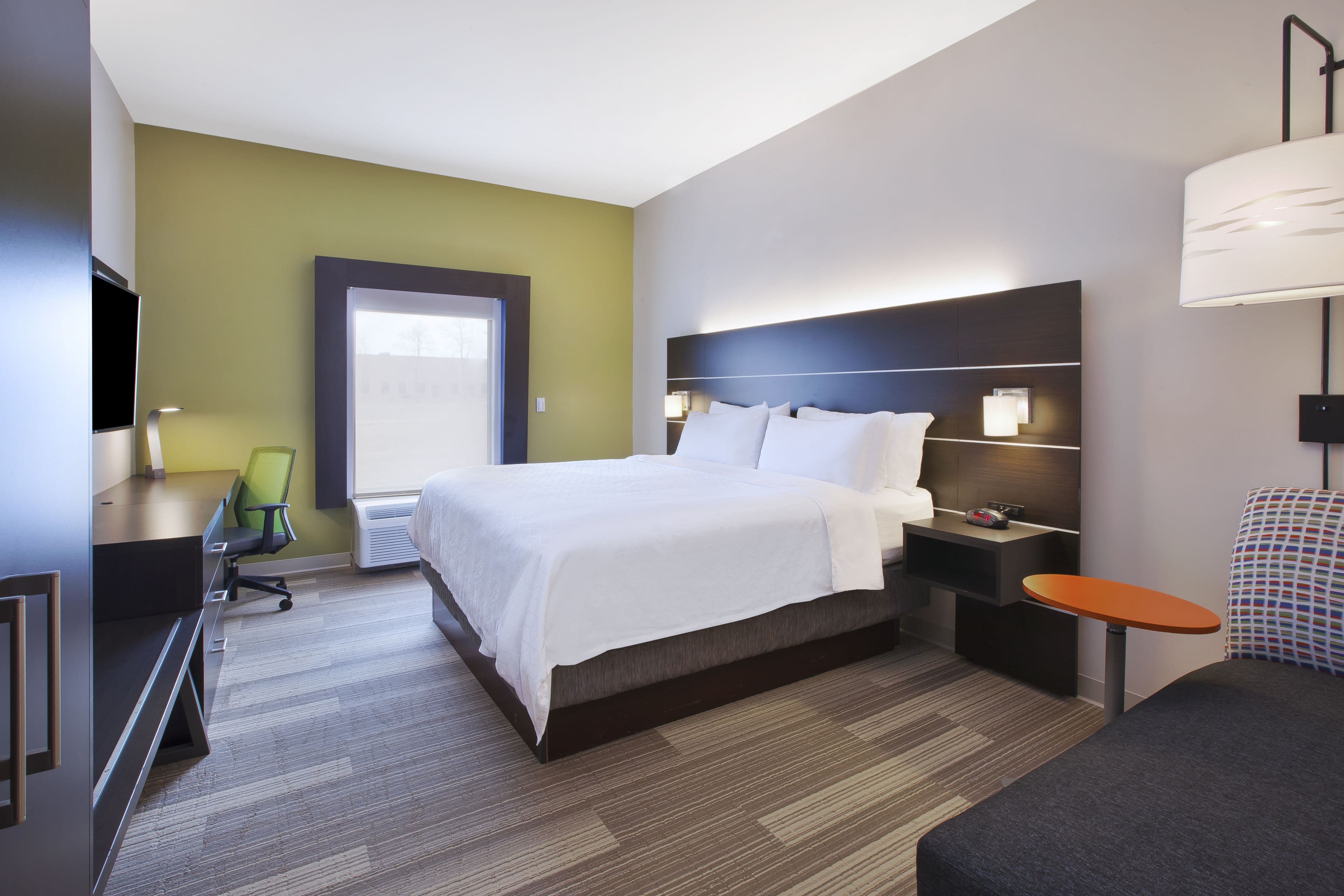 Holiday Inn Express Tiffin - Image 4