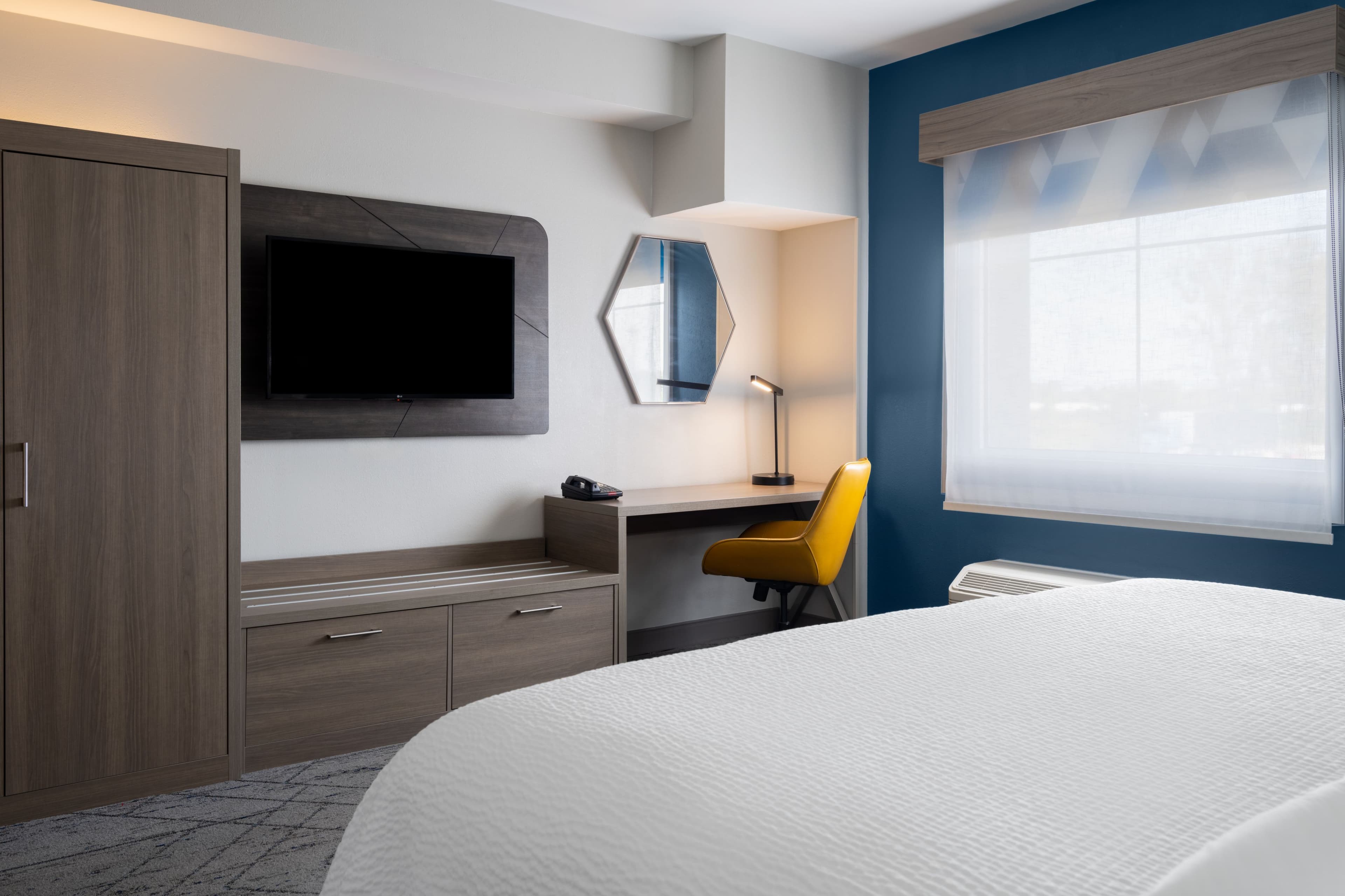 Holiday Inn Express Toledo North — 12