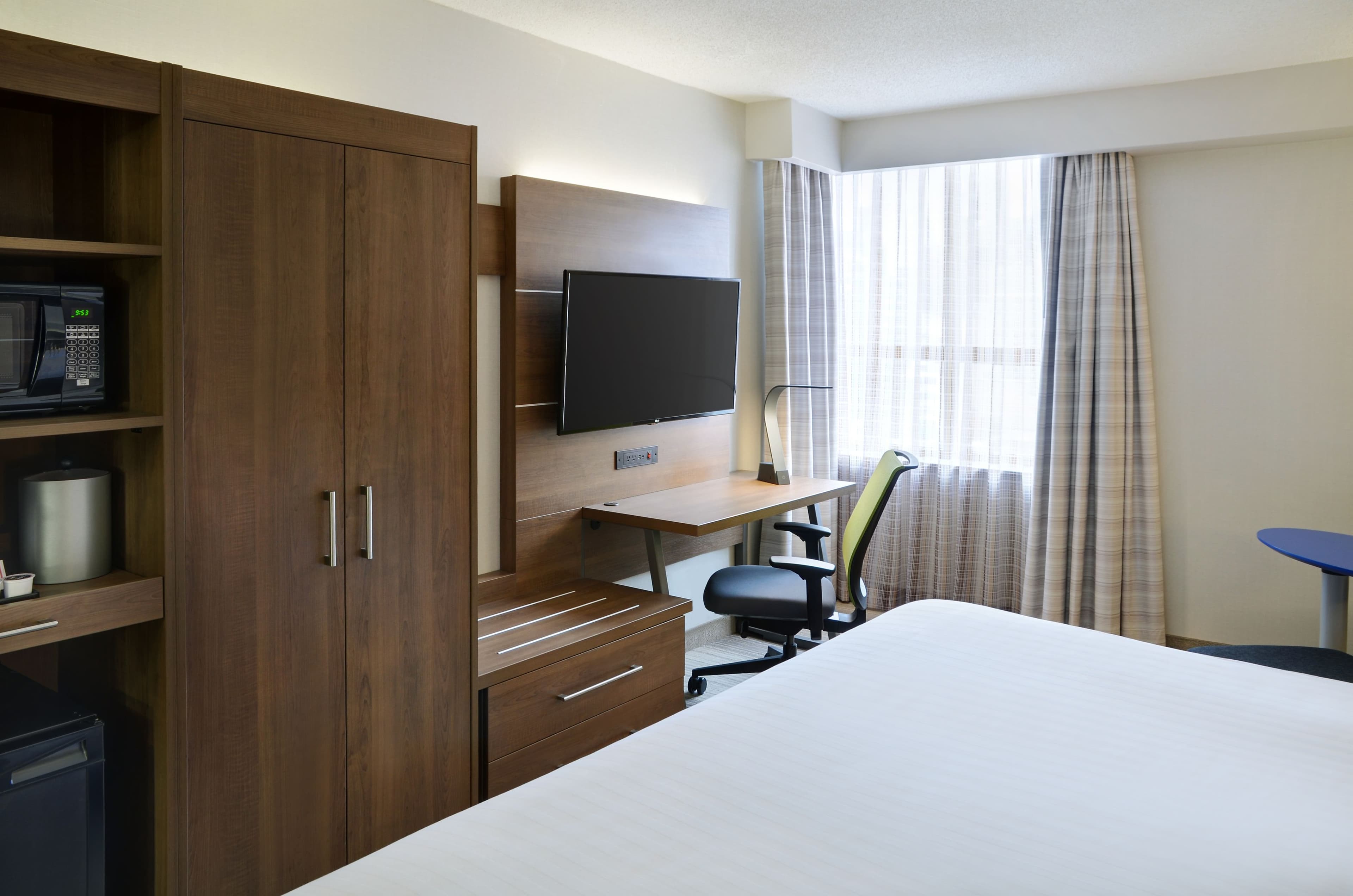 Holiday Inn Express Toronto Downtown - Image 2