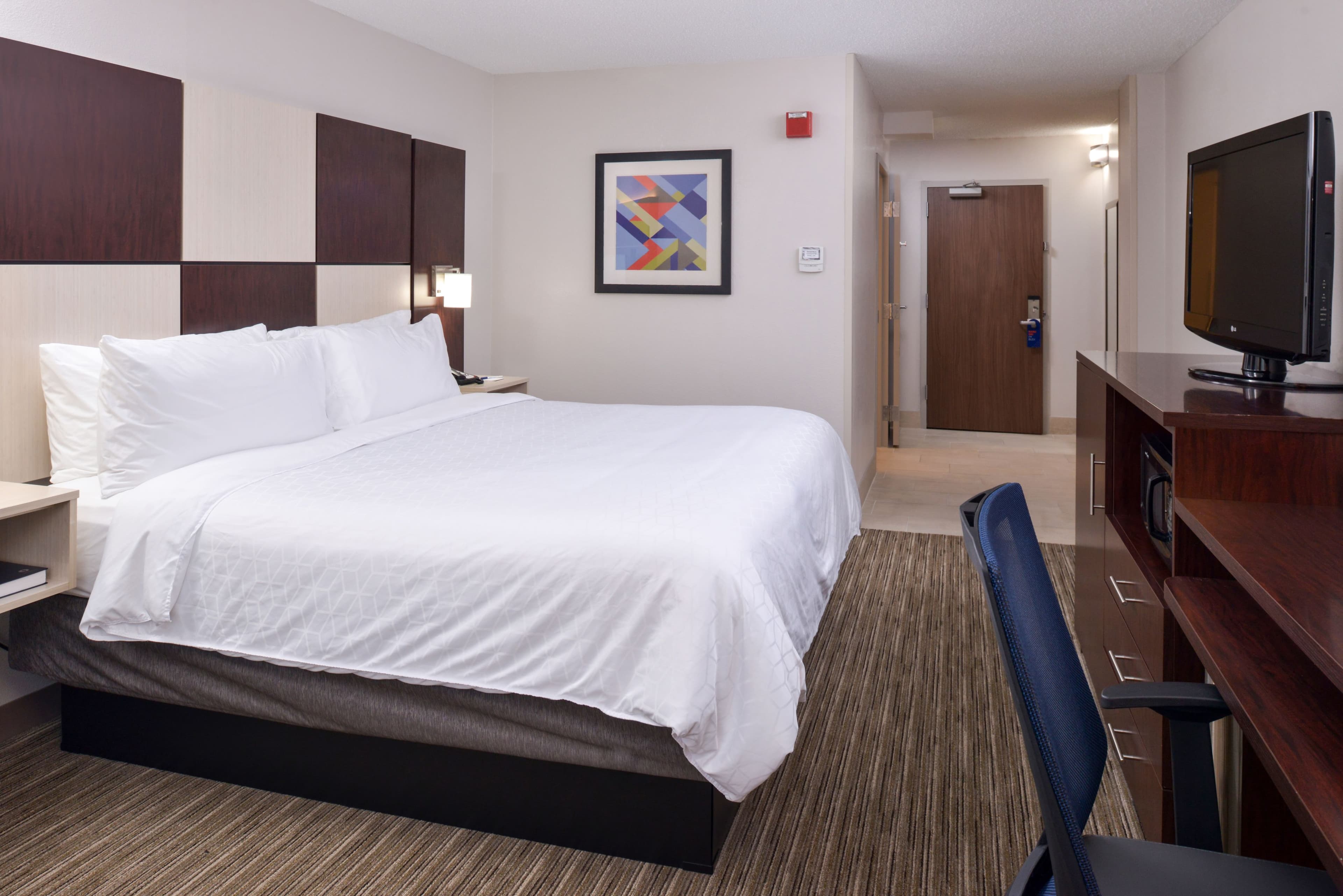 1 King Bed Stndrd Comm Access Roll Shwr - Image 1