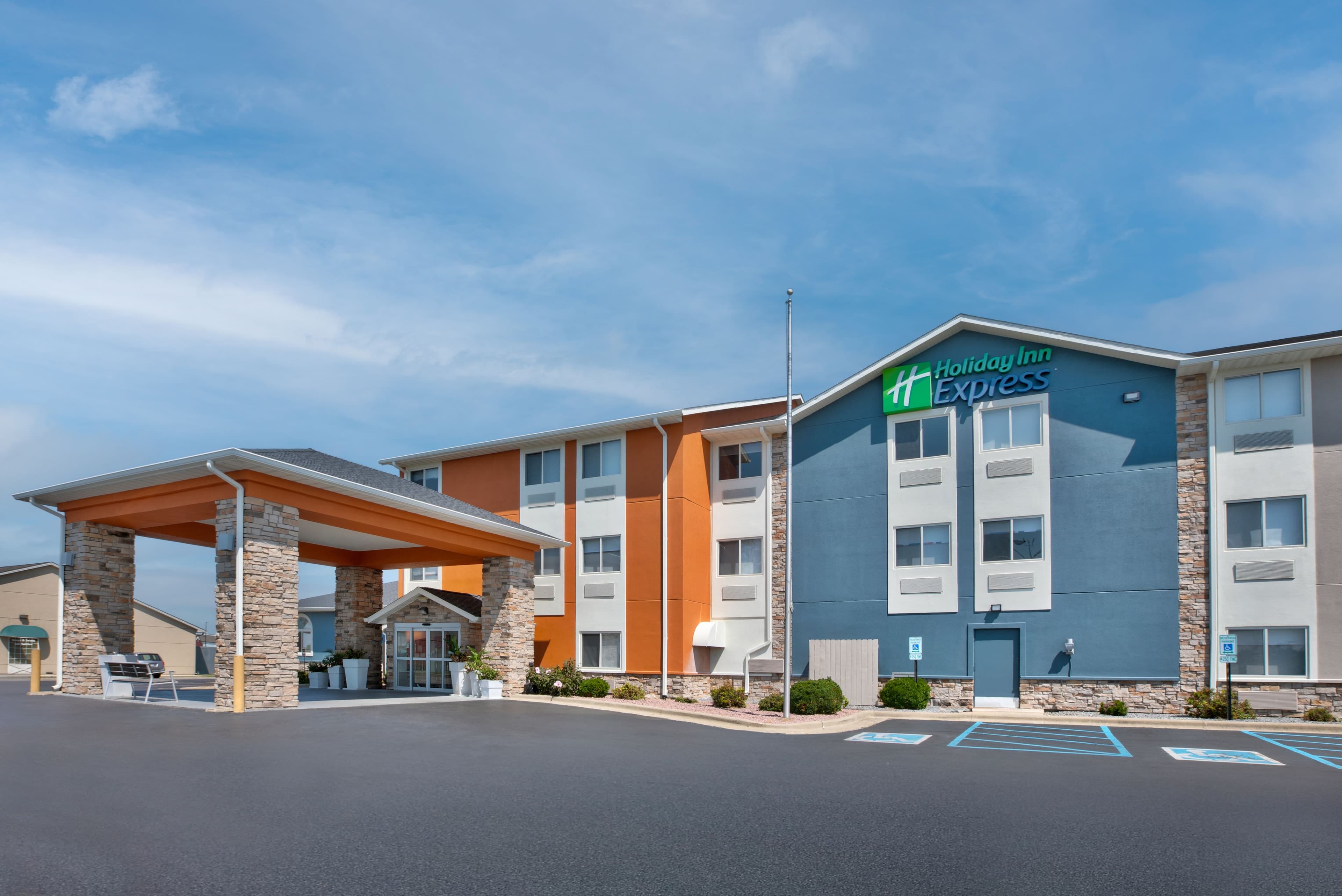 Holiday Inn Express Tuscola - Image 1