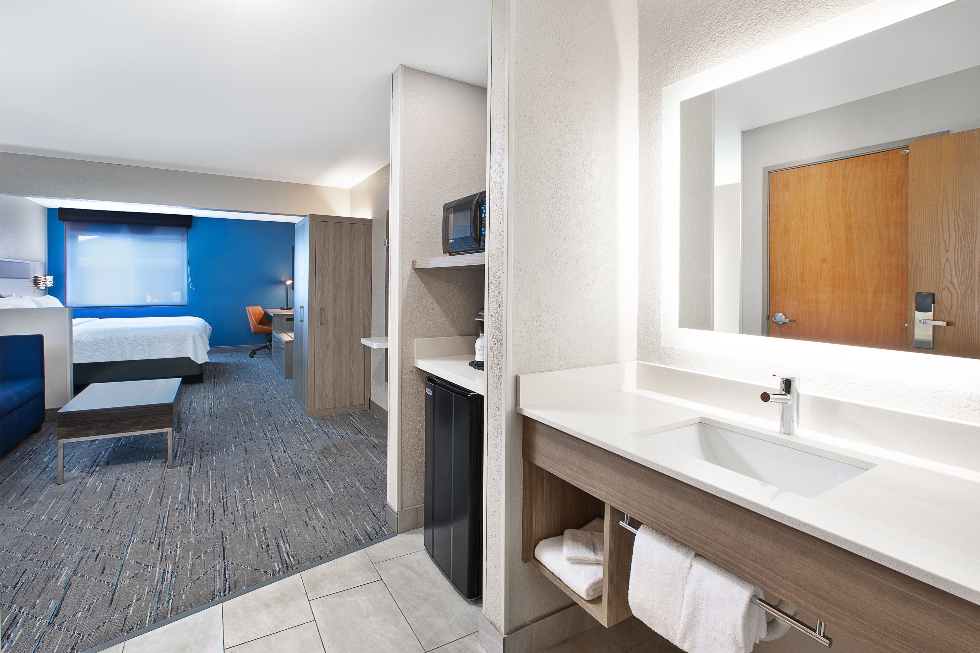 Holiday Inn Express Tuscola - Image 5