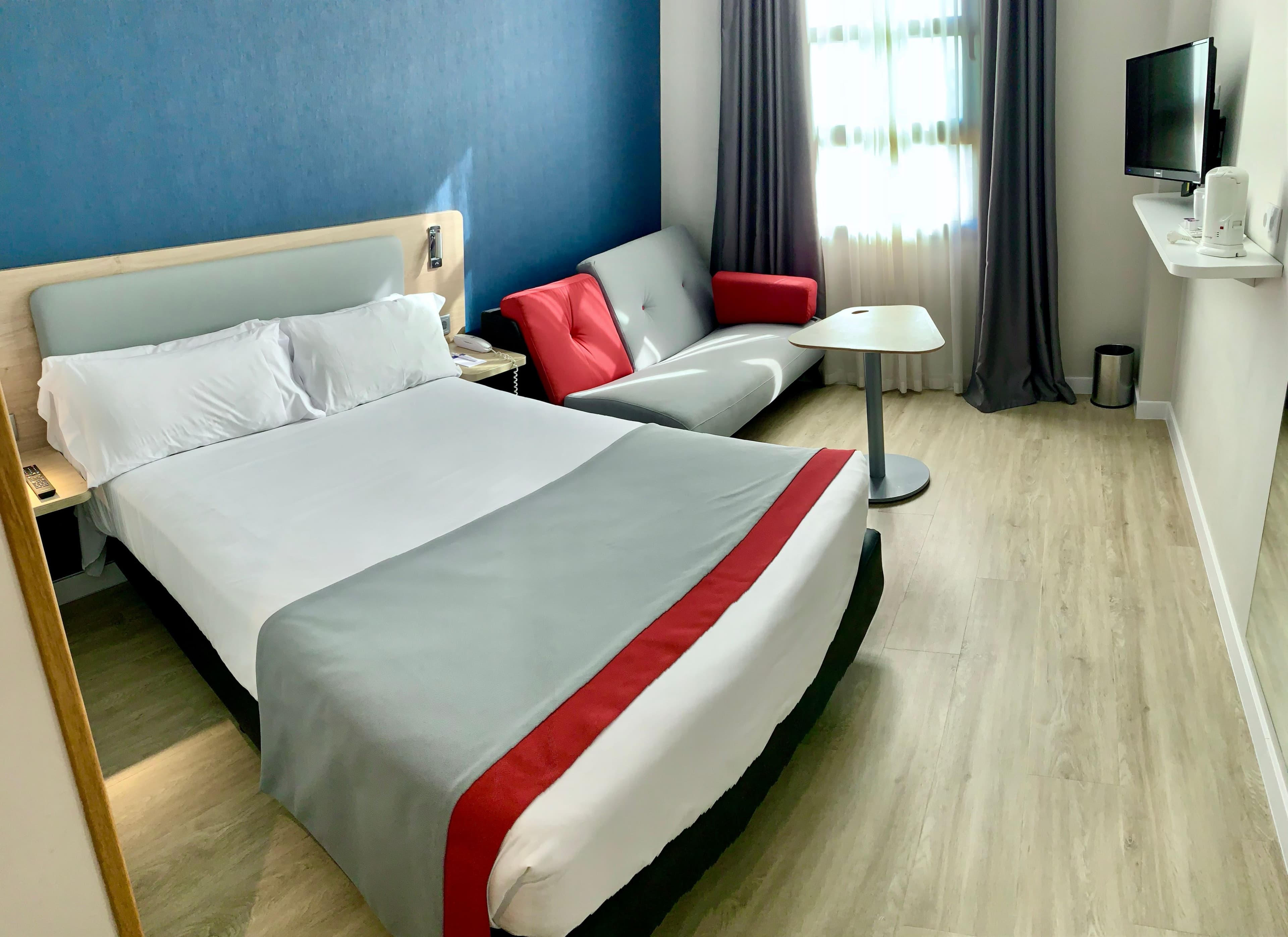 Holiday Inn Express Valencia-Ciudad las Ciencias - Image 3