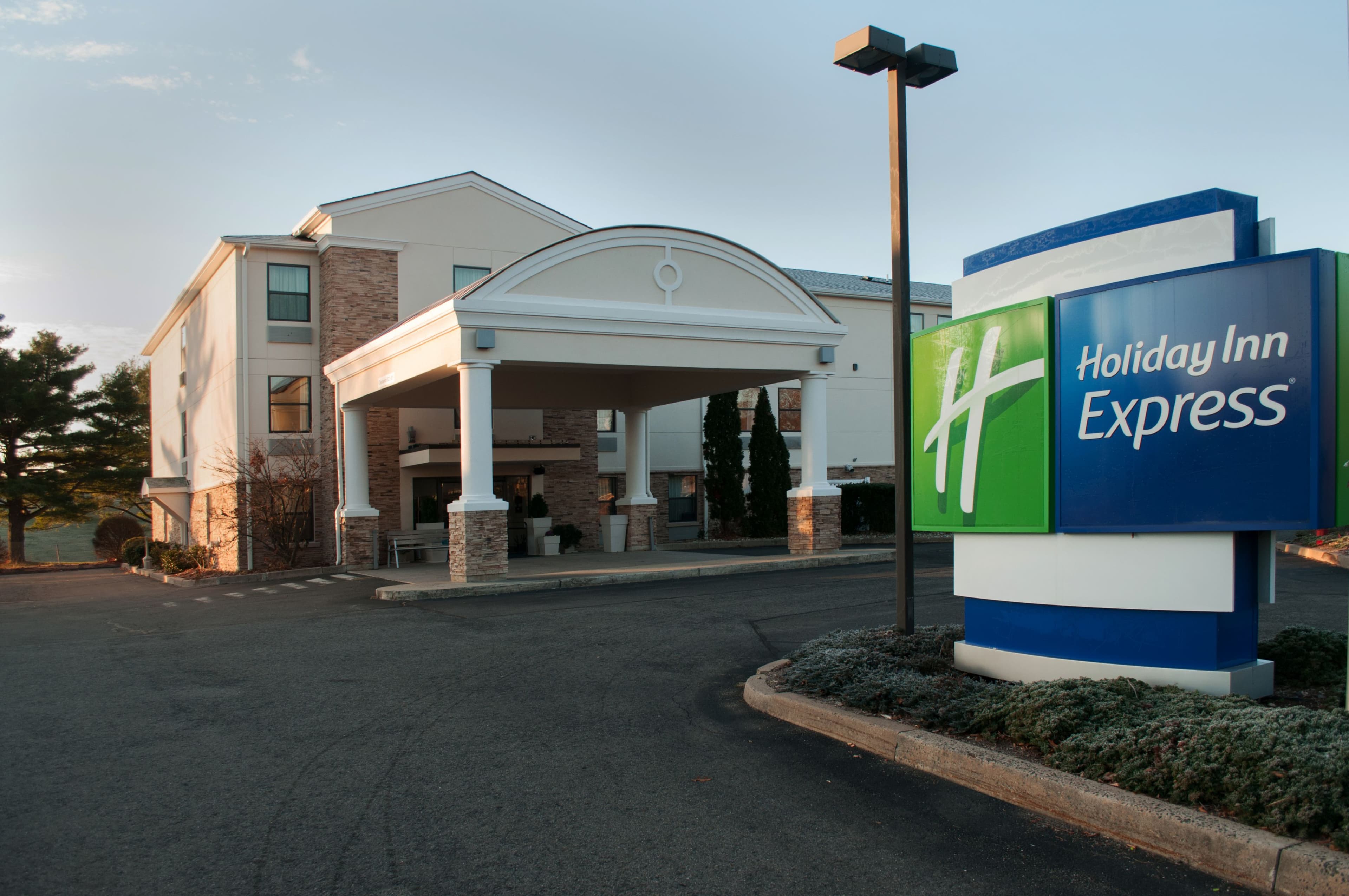 Holiday Inn Express Vernon - Manchester - Image 1