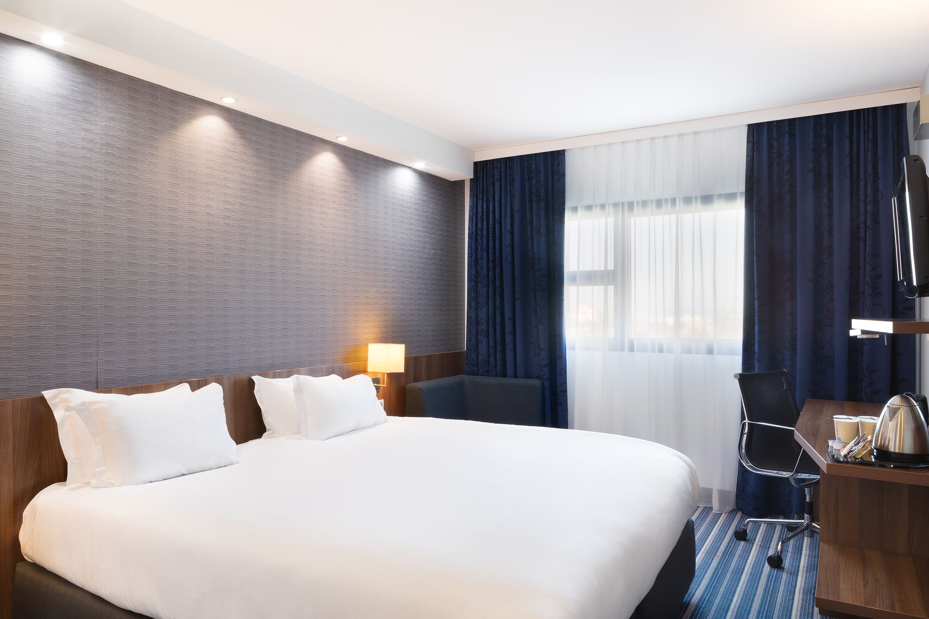 Holiday Inn Express Marseille Airport - Image 2