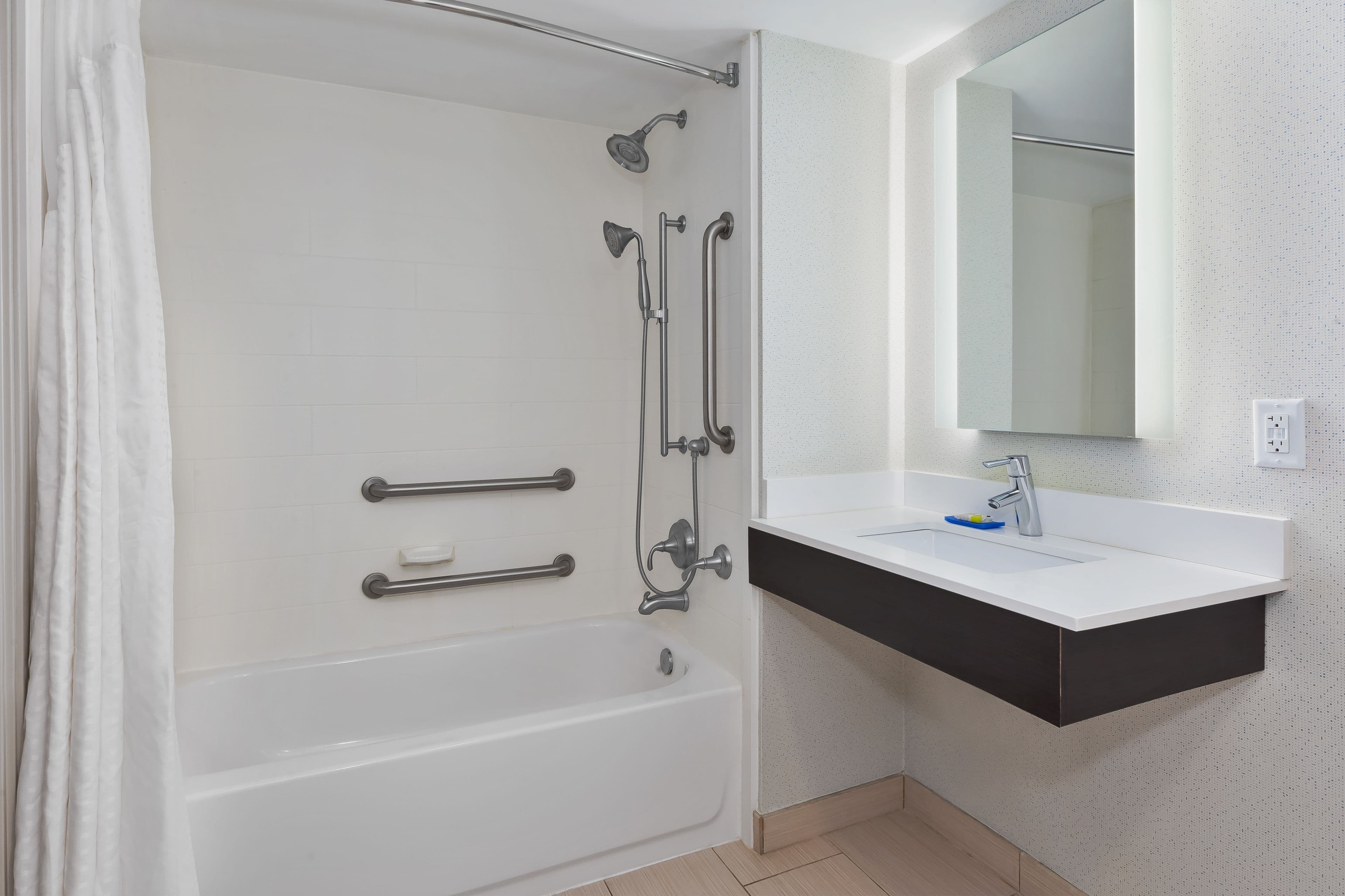 Holiday Inn Express Waldorf — 6