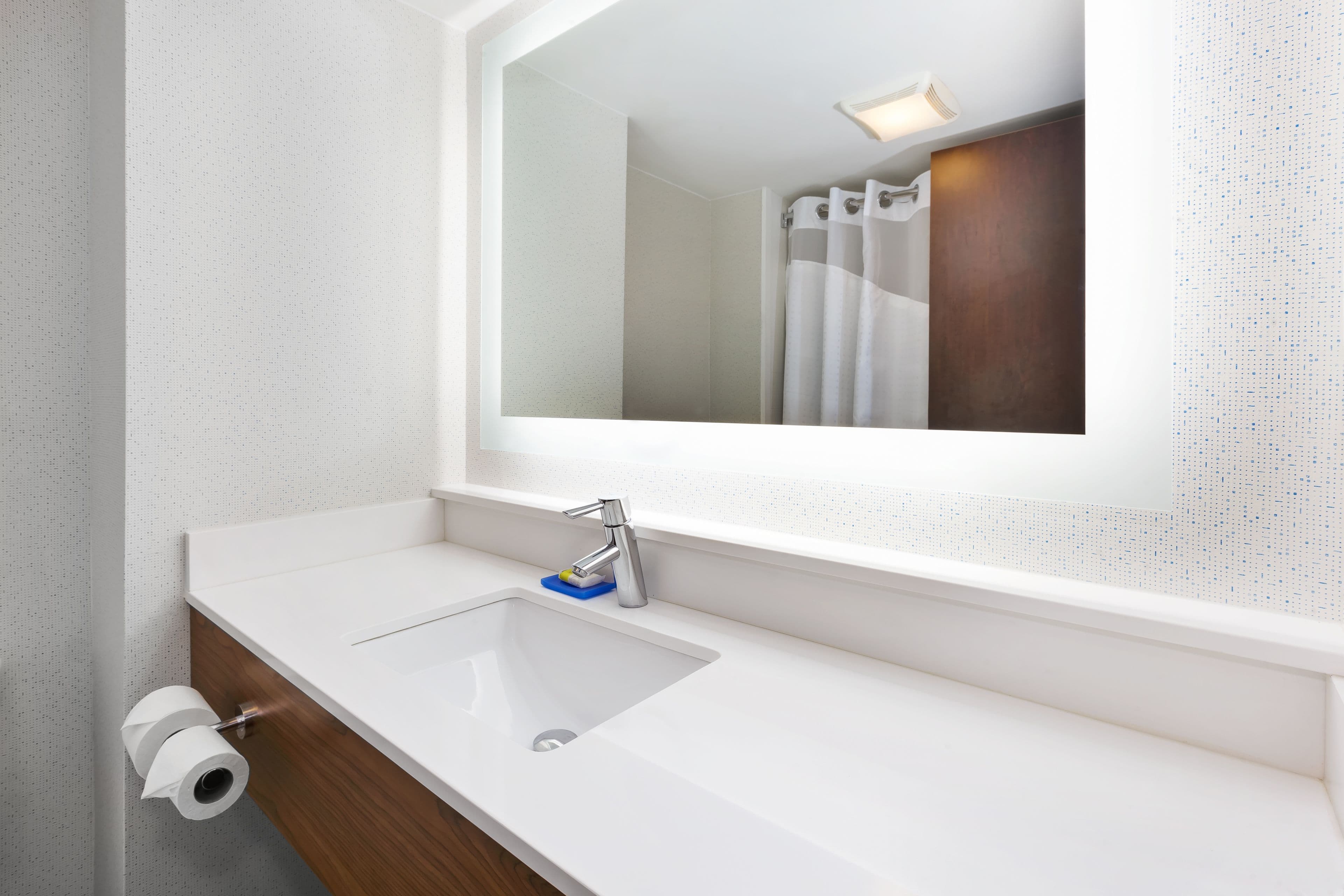 Holiday Inn Express Waldorf - Image 3