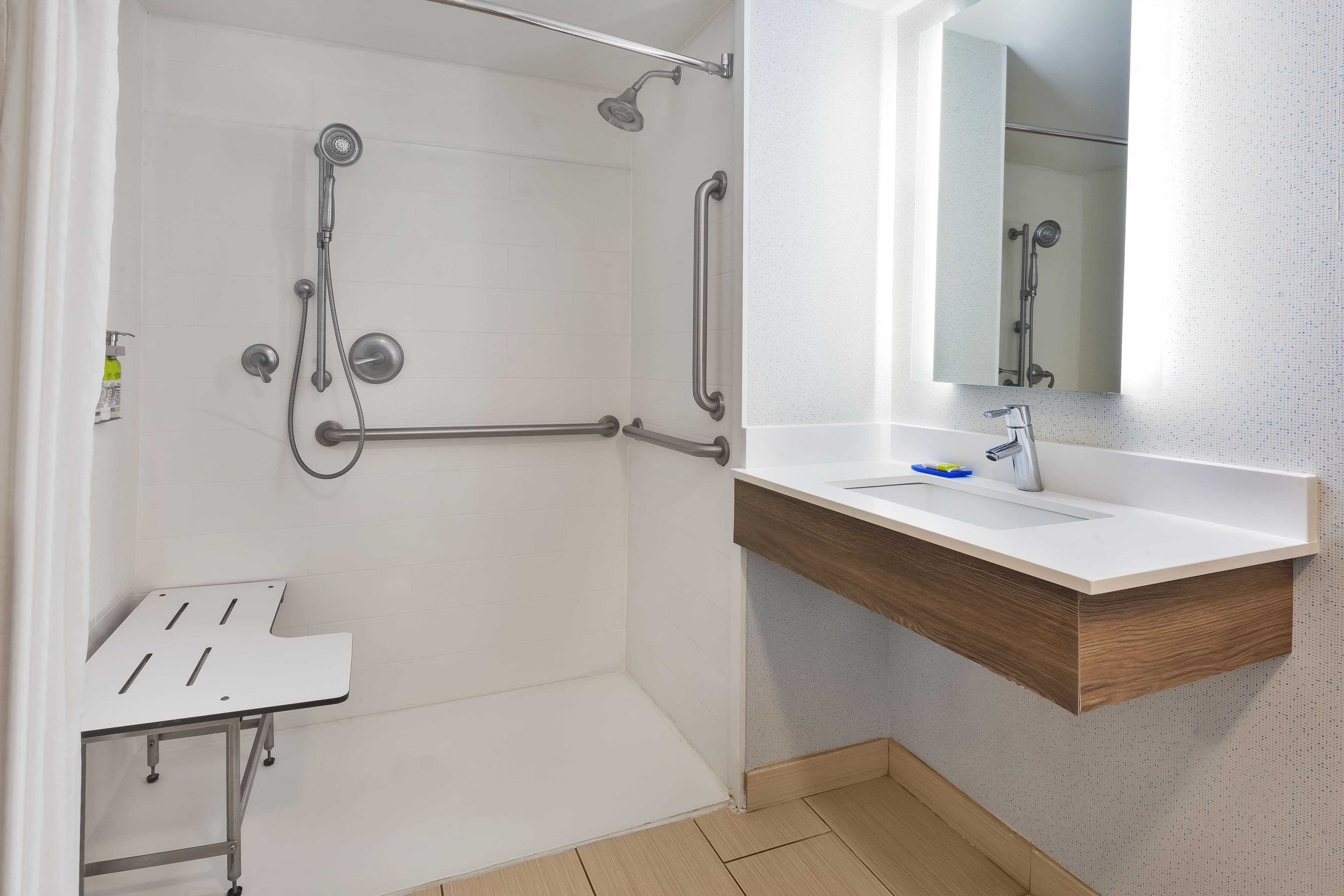 Holiday Inn Express Waldorf — 8