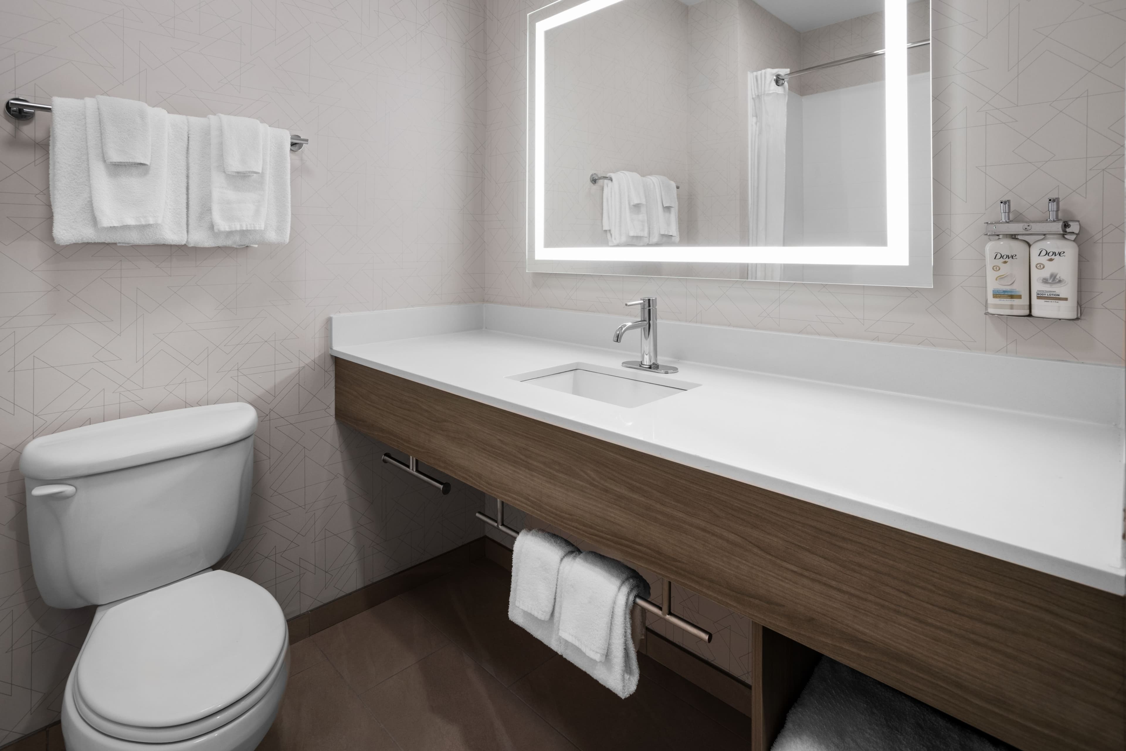Holiday Inn Express Syracuse-Fairgrounds - Image 4