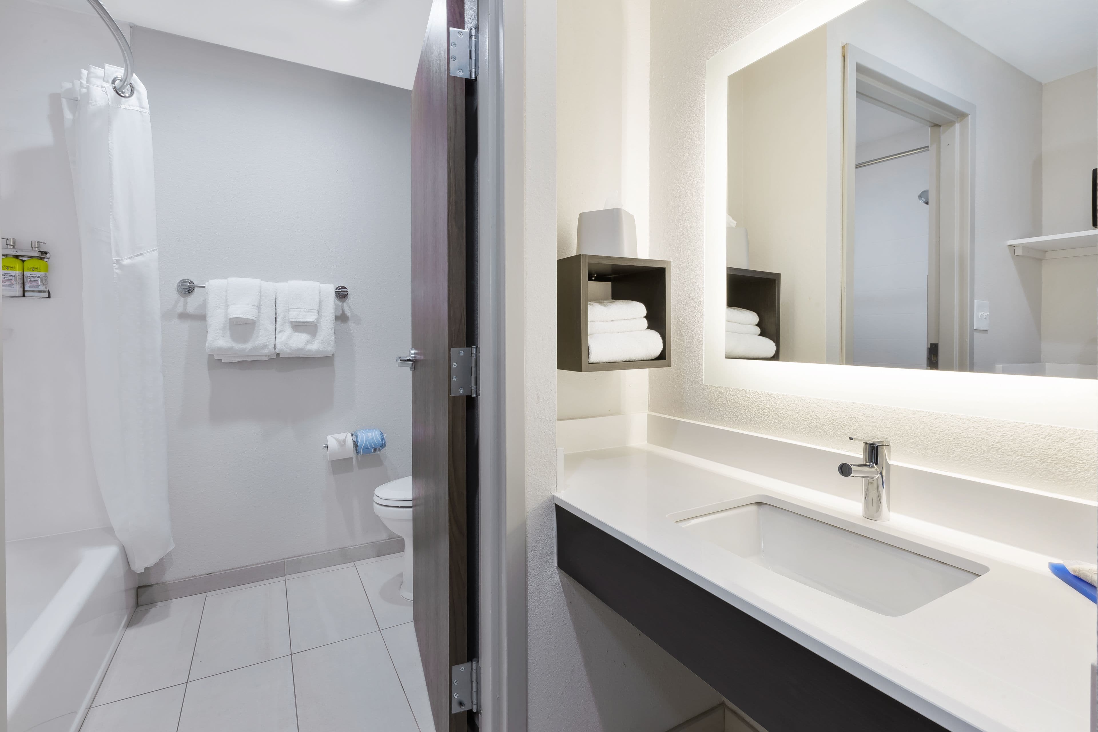 Holiday Inn Express Detroit-Warren (Gm Tech Ctr) - Image 4