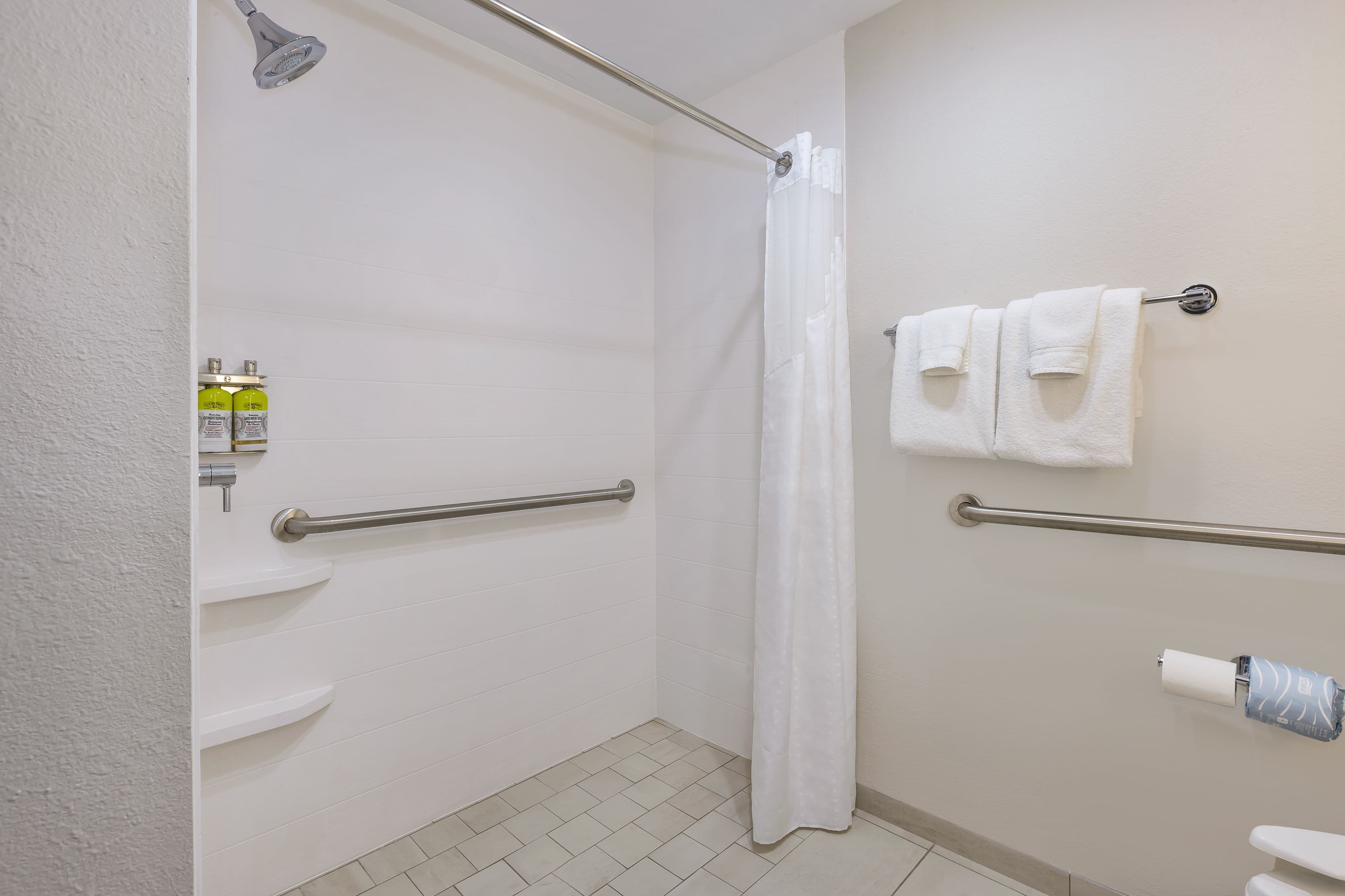 Holiday Inn Express Detroit-Warren (Gm Tech Ctr) — 13