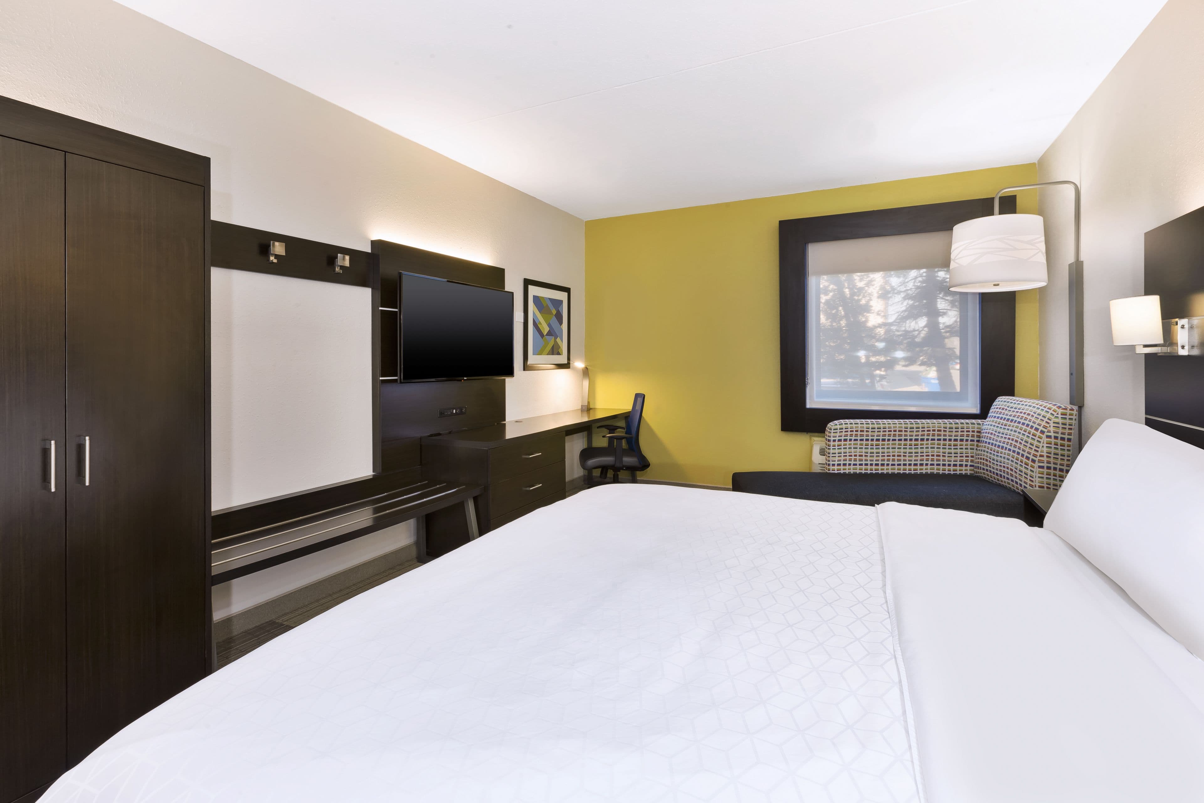 Holiday Inn Express Detroit-Warren (Gm Tech Ctr) — 8