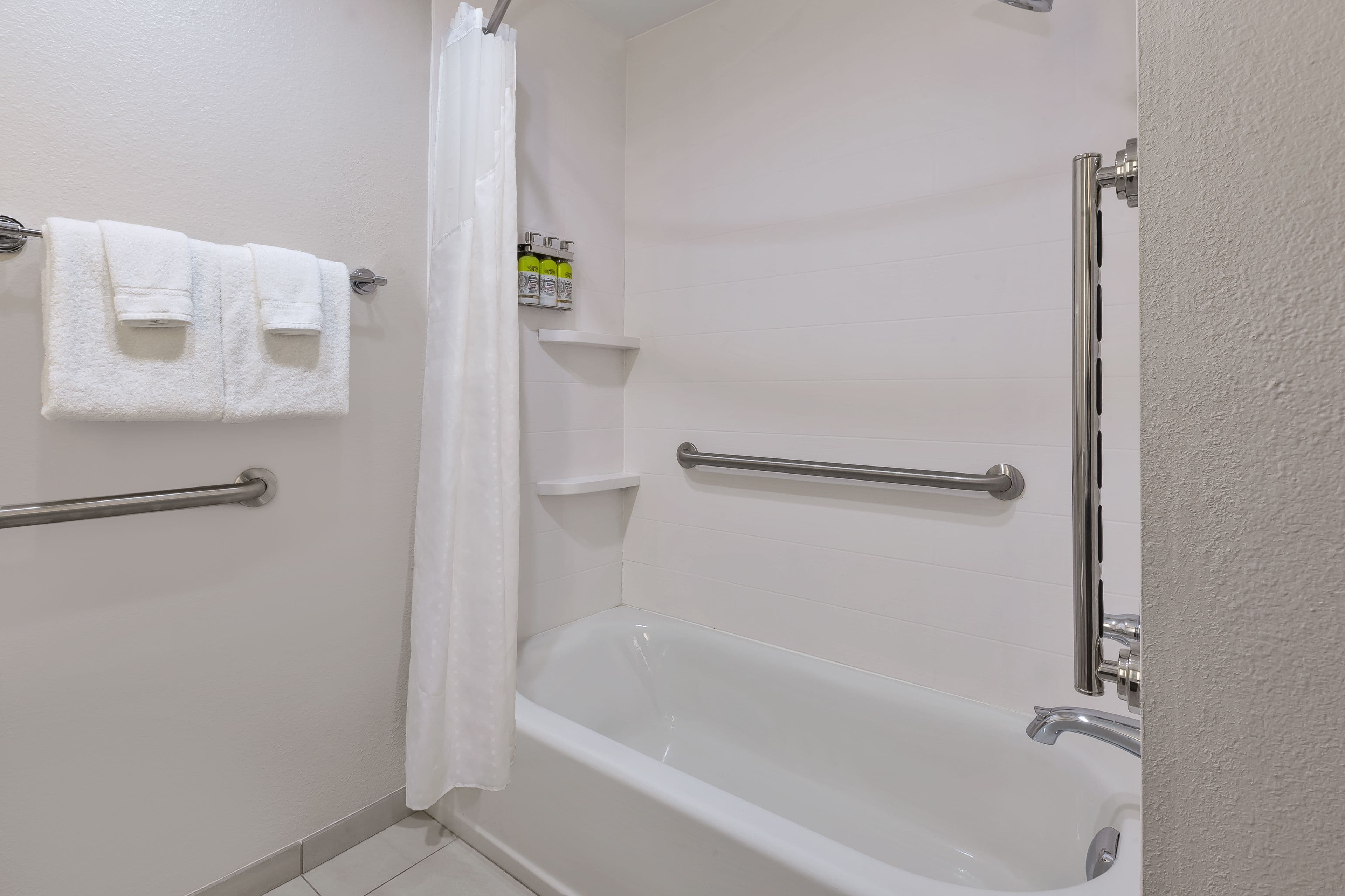 Holiday Inn Express Detroit-Warren (Gm Tech Ctr) - Image 5