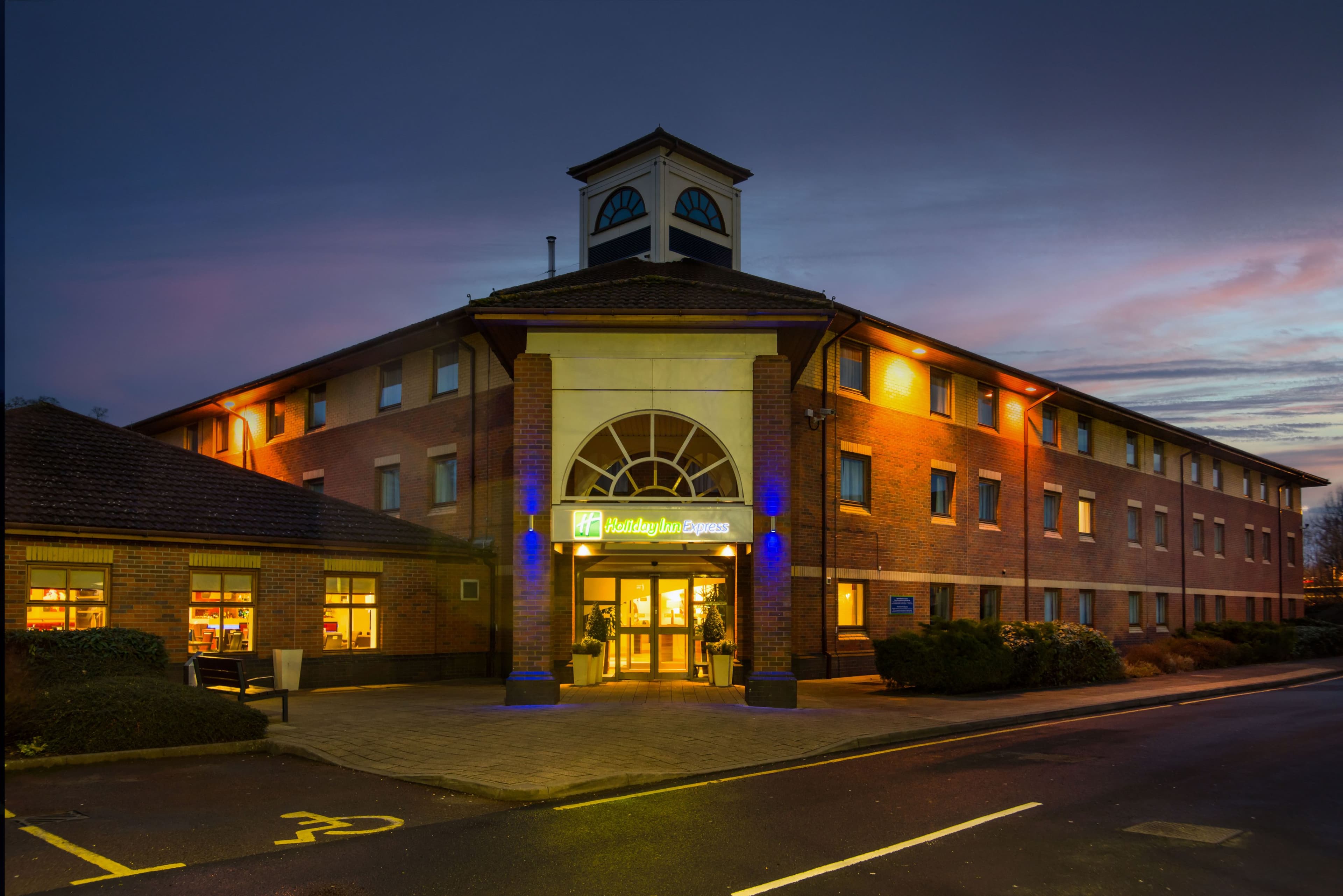 Holiday Inn Express Warwick - Stratford-upon-Avon - Image 1