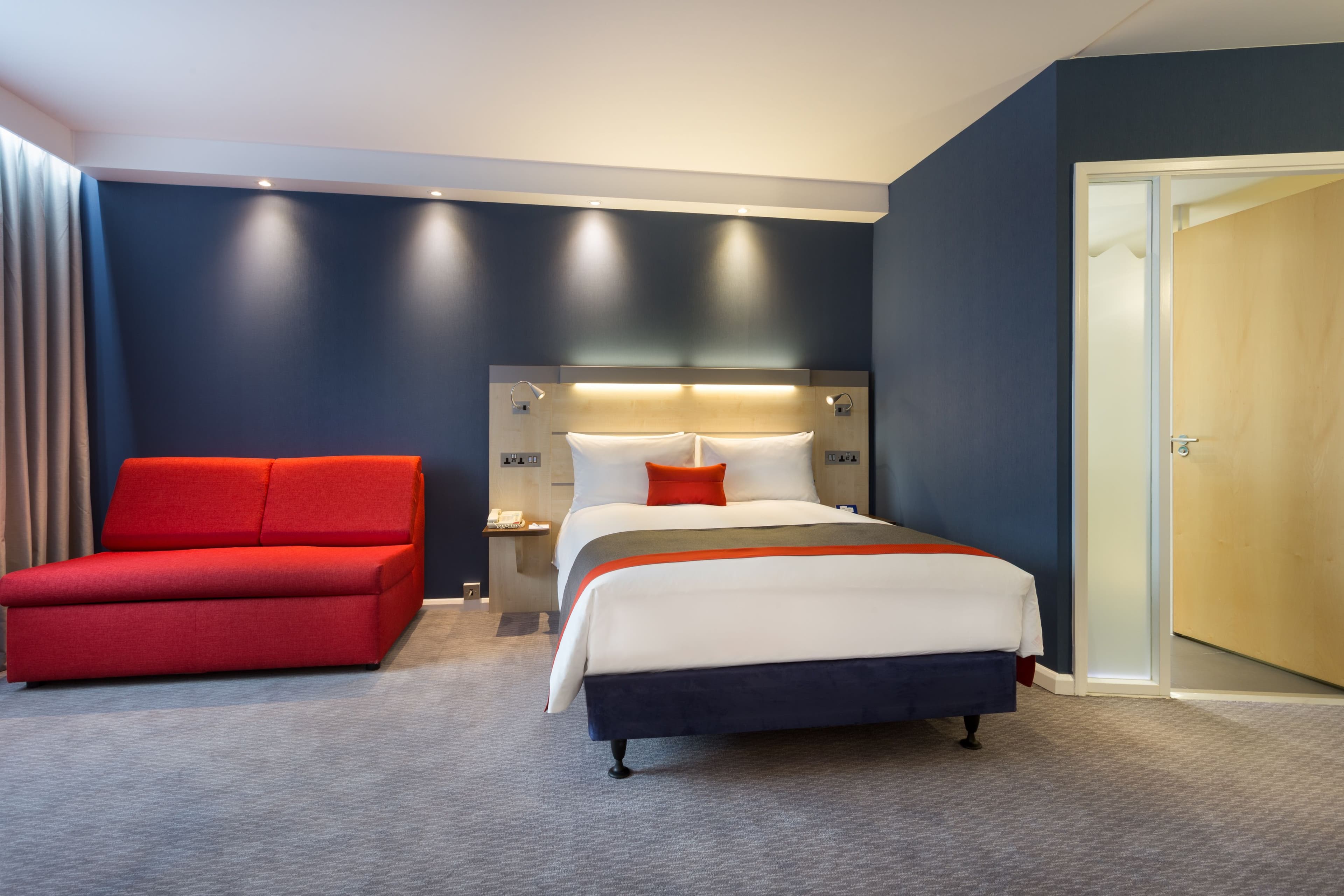 Holiday Inn Express London - Watford Junction — 8