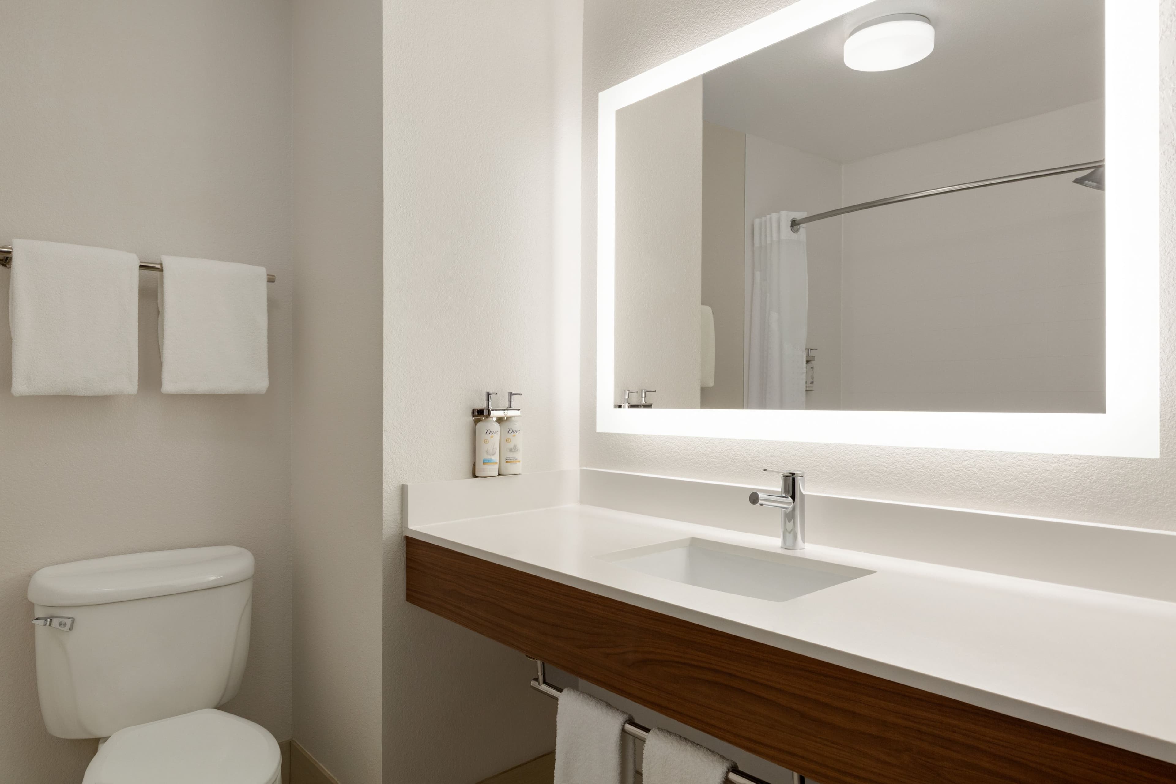 Holiday Inn Express West Sacramento - Capitol Area - Image 3