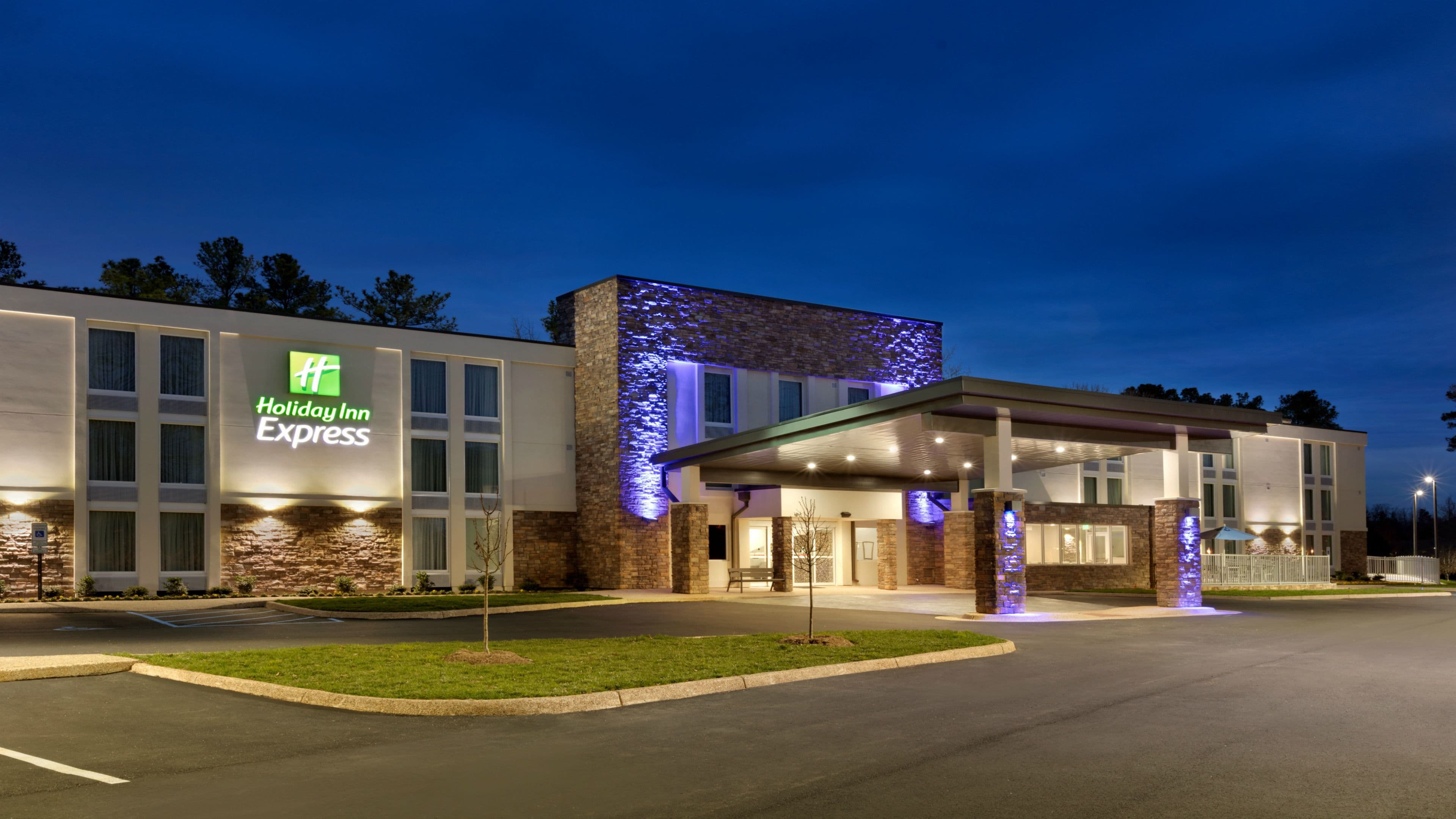 Holiday Inn Express Williamsbrg Busch Gardens Area - Image 1