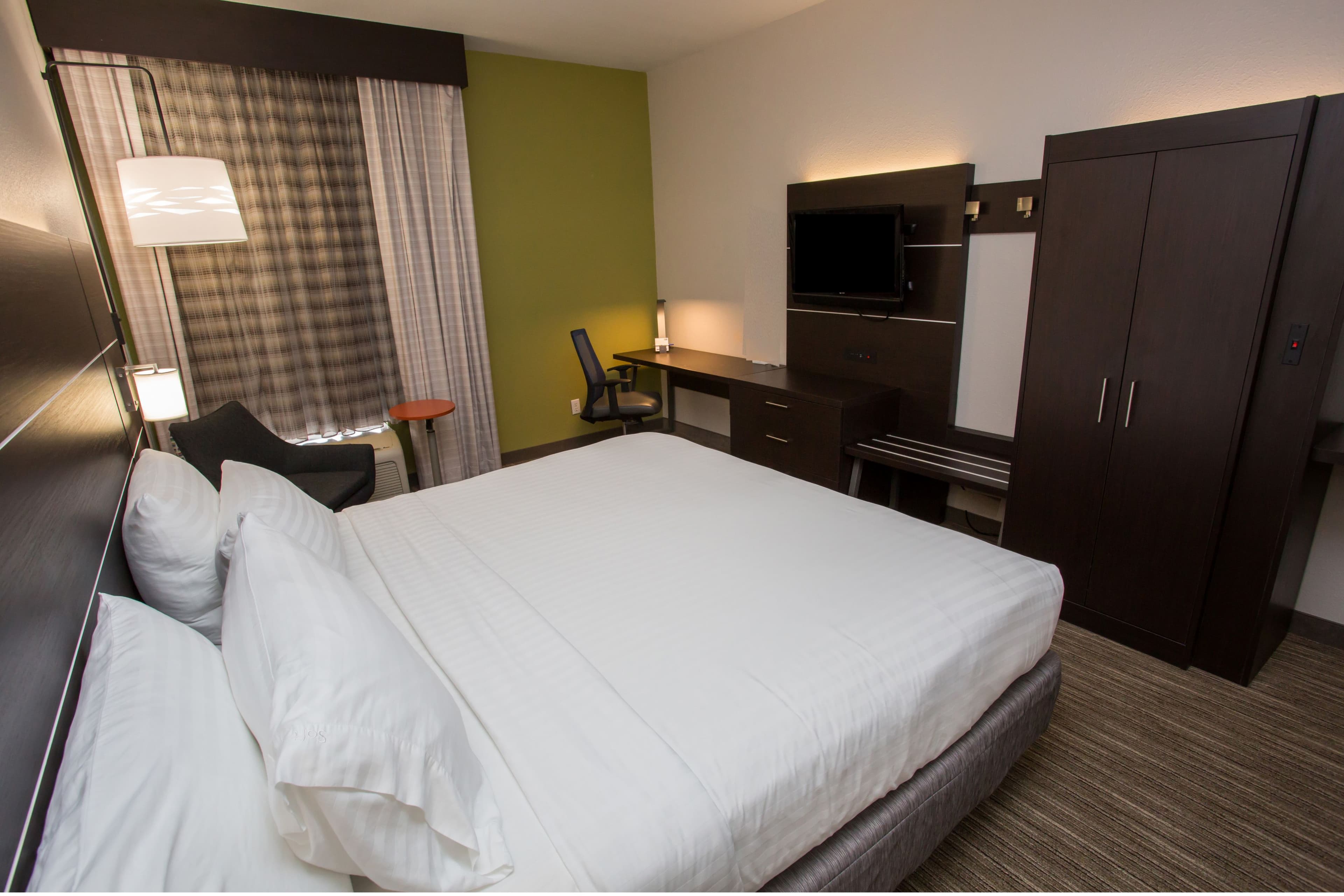 Holiday Inn Express Wilmington - Image 2