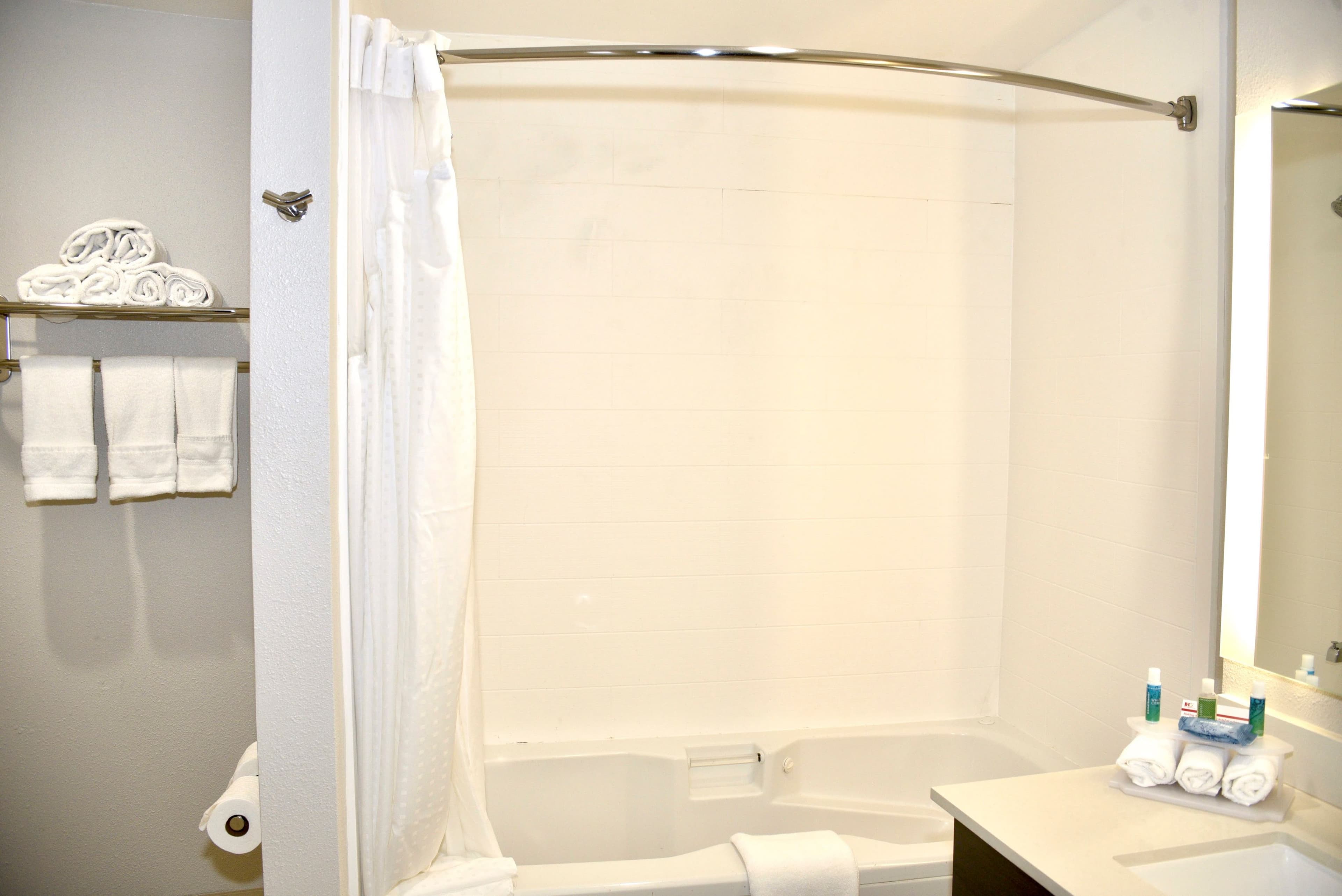 Holiday Inn Express Windsor Sonoma Wine Country - Image 4