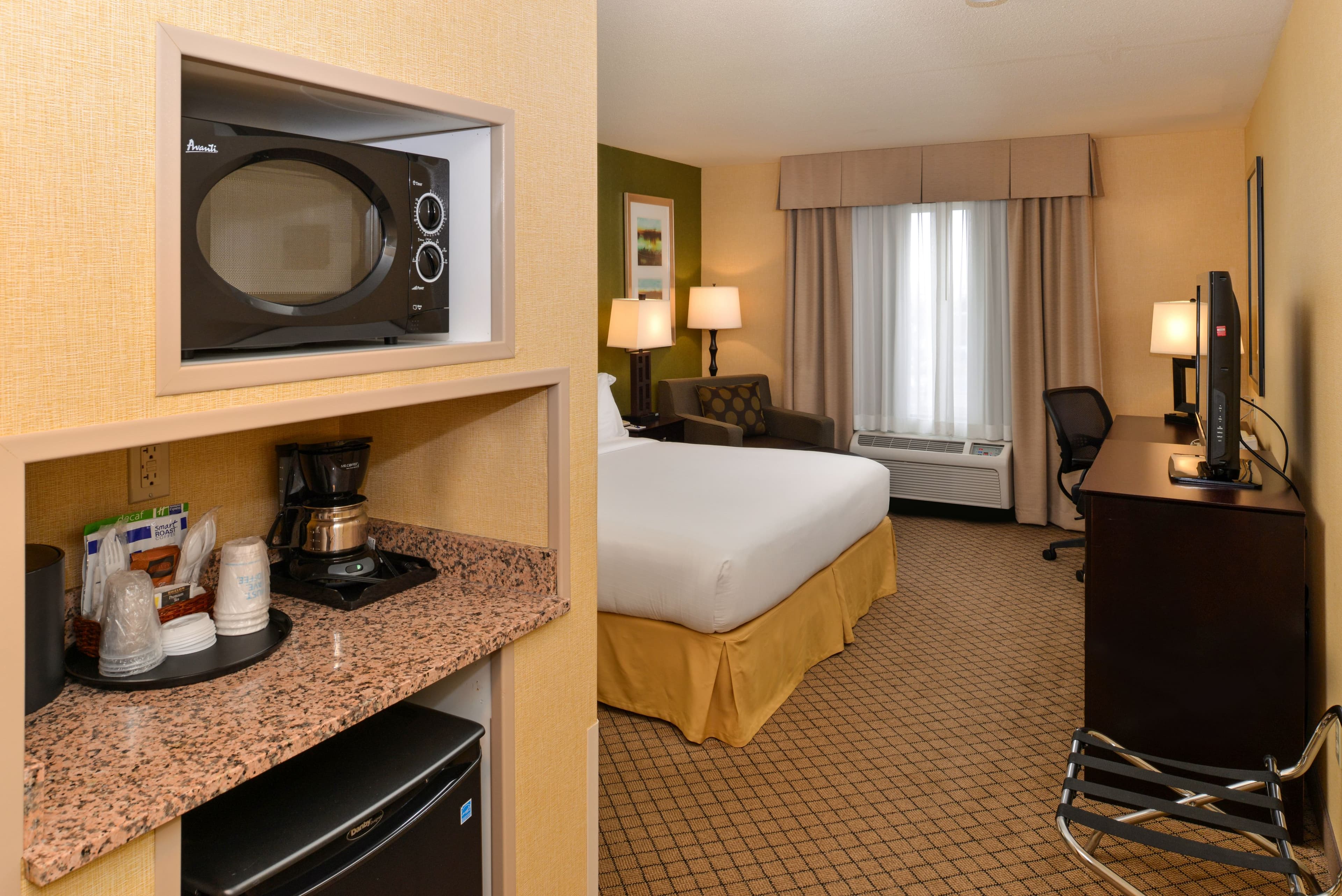 Holiday Inn Express Woodland — 12