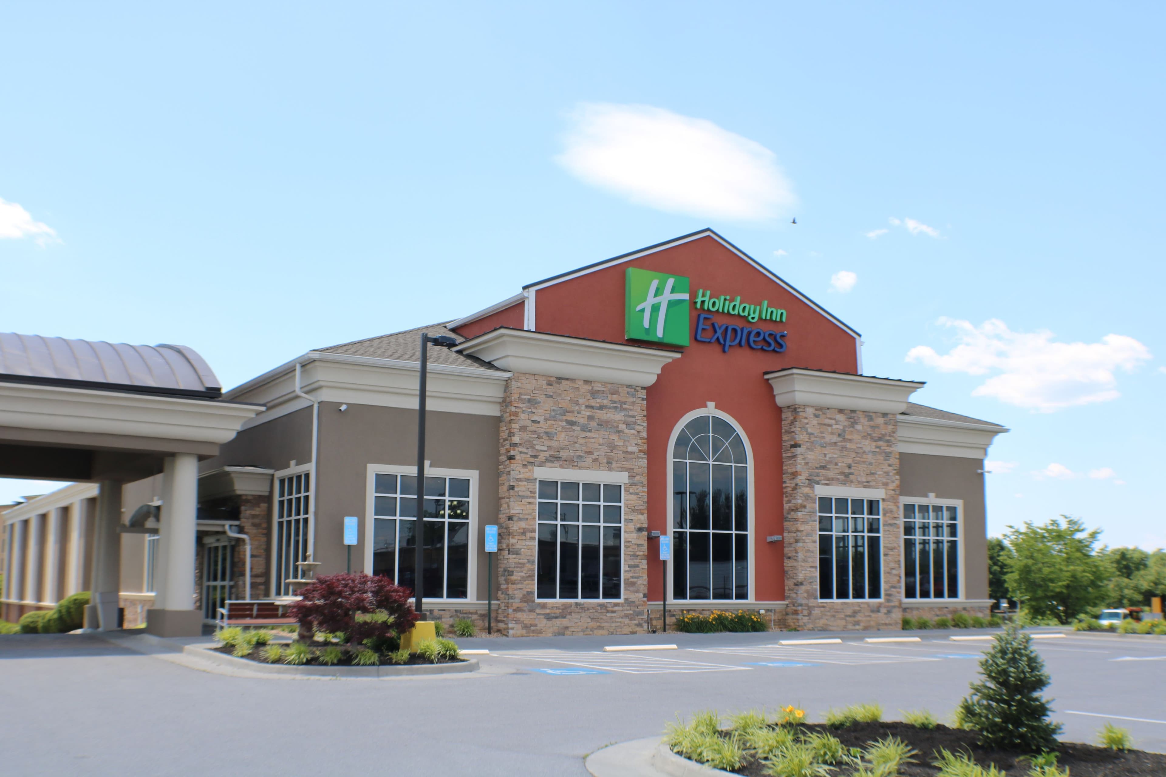 Holiday Inn Express Woodstock-Shenandoah Valley - Image 1