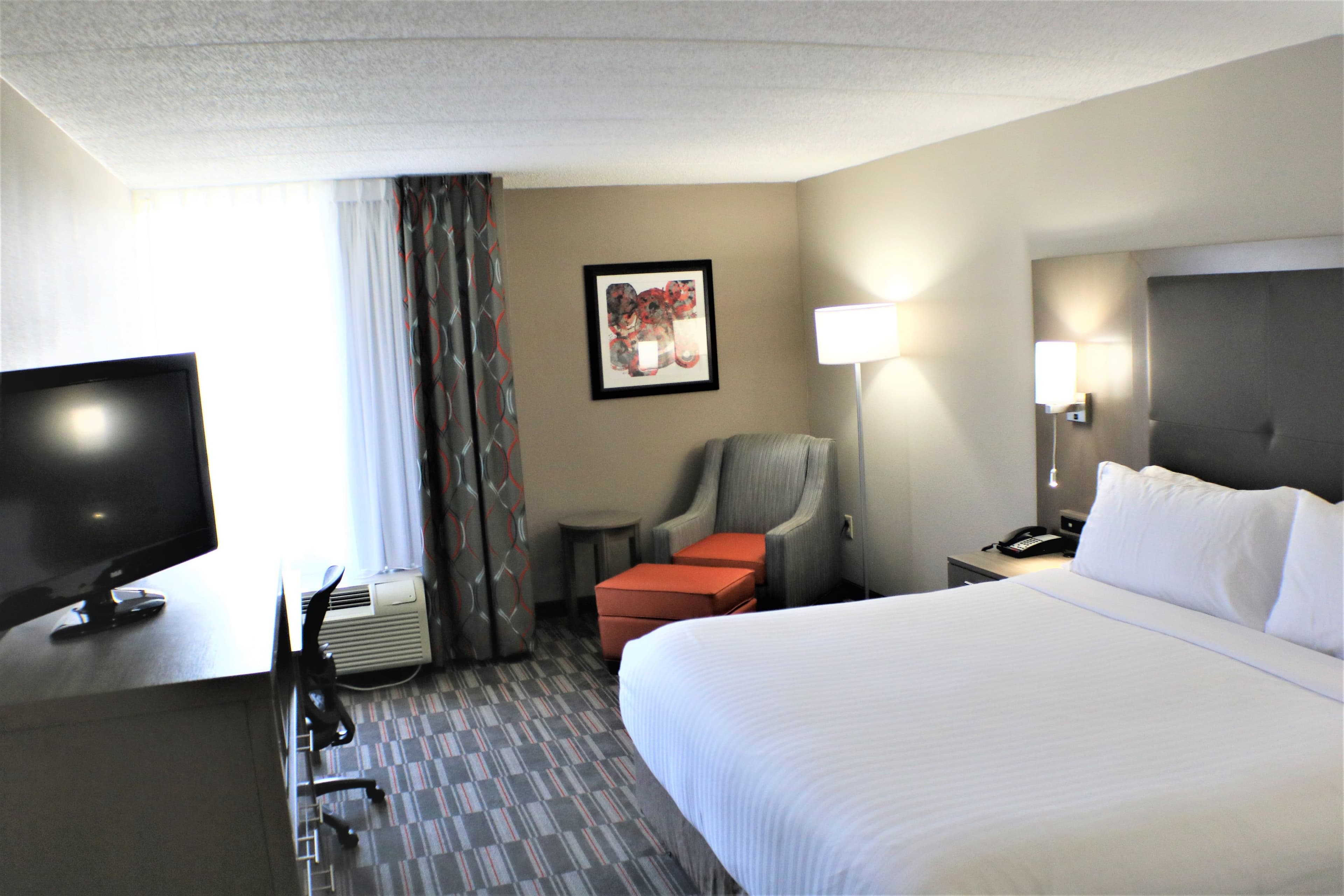 Holiday Inn Express Woodstock-Shenandoah Valley - Image 2