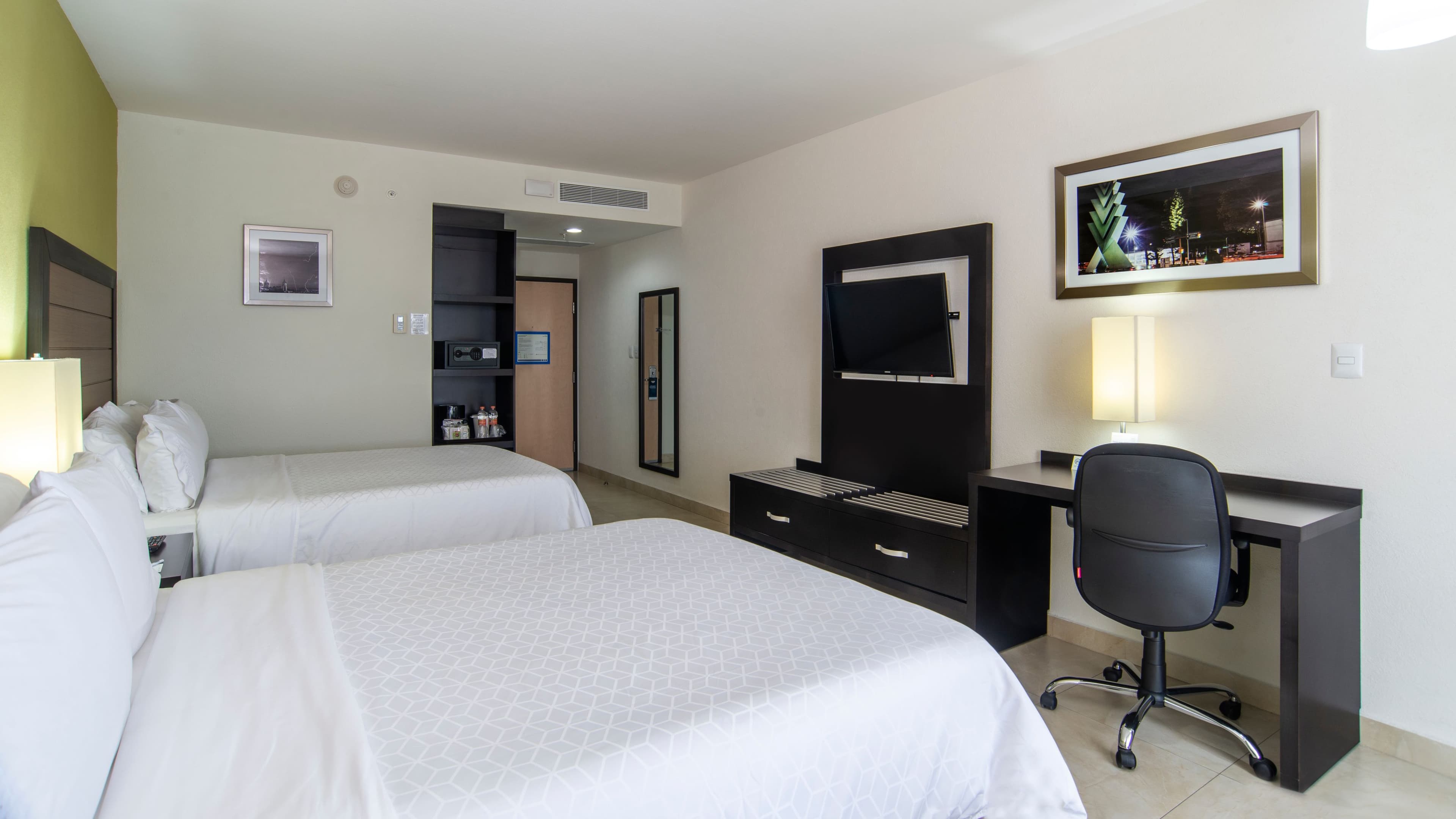 2 Queen Beds Standard City View - Image 1