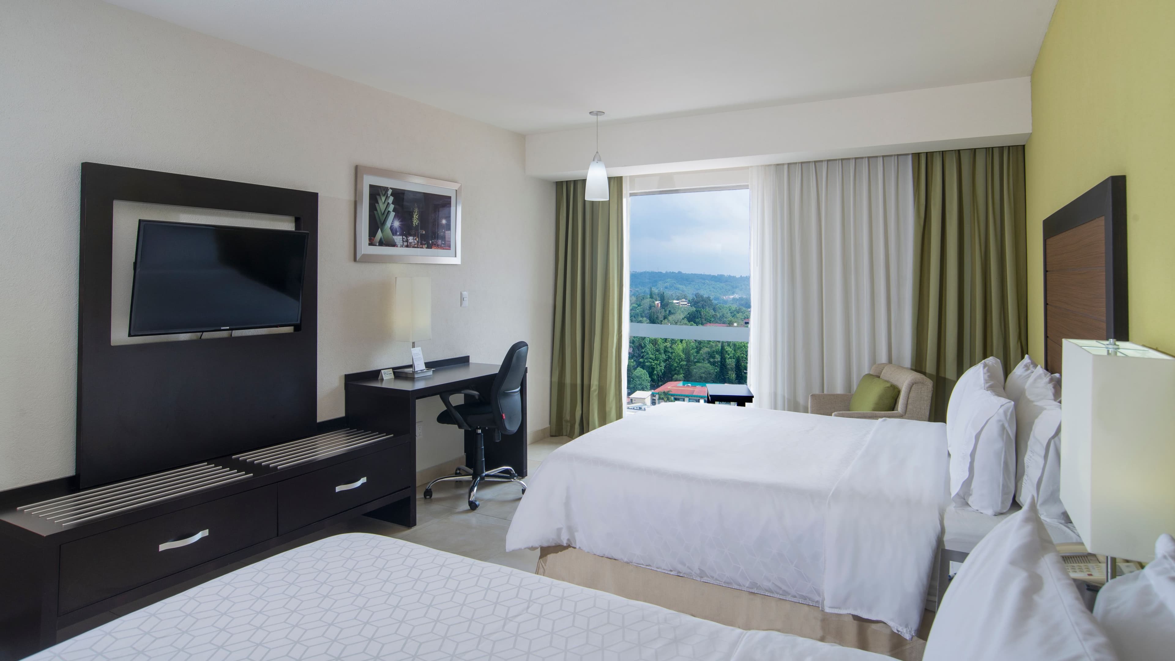 2 Queen Beds Standard City View - Image 6