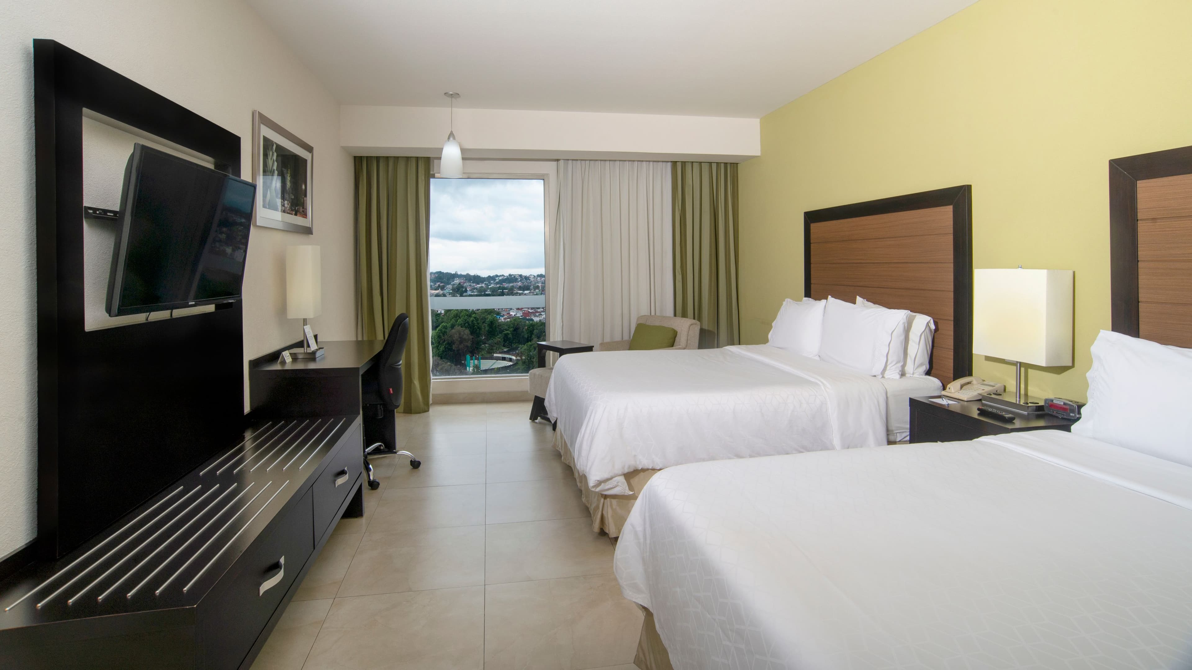 2 Queen Beds Standard City View - Image 10