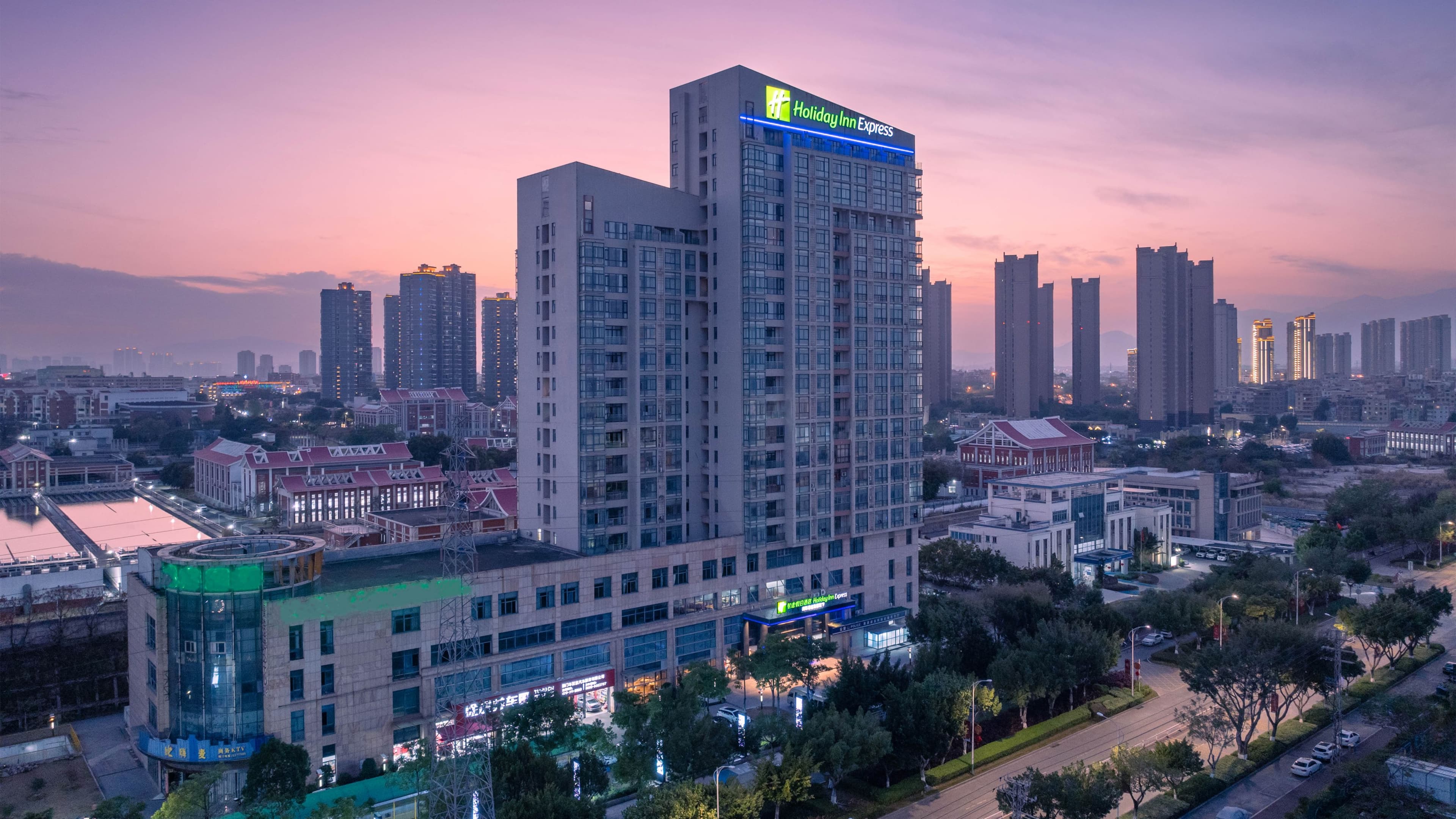 Holiday Inn Express Xiamen Jimei New Town - Image 1