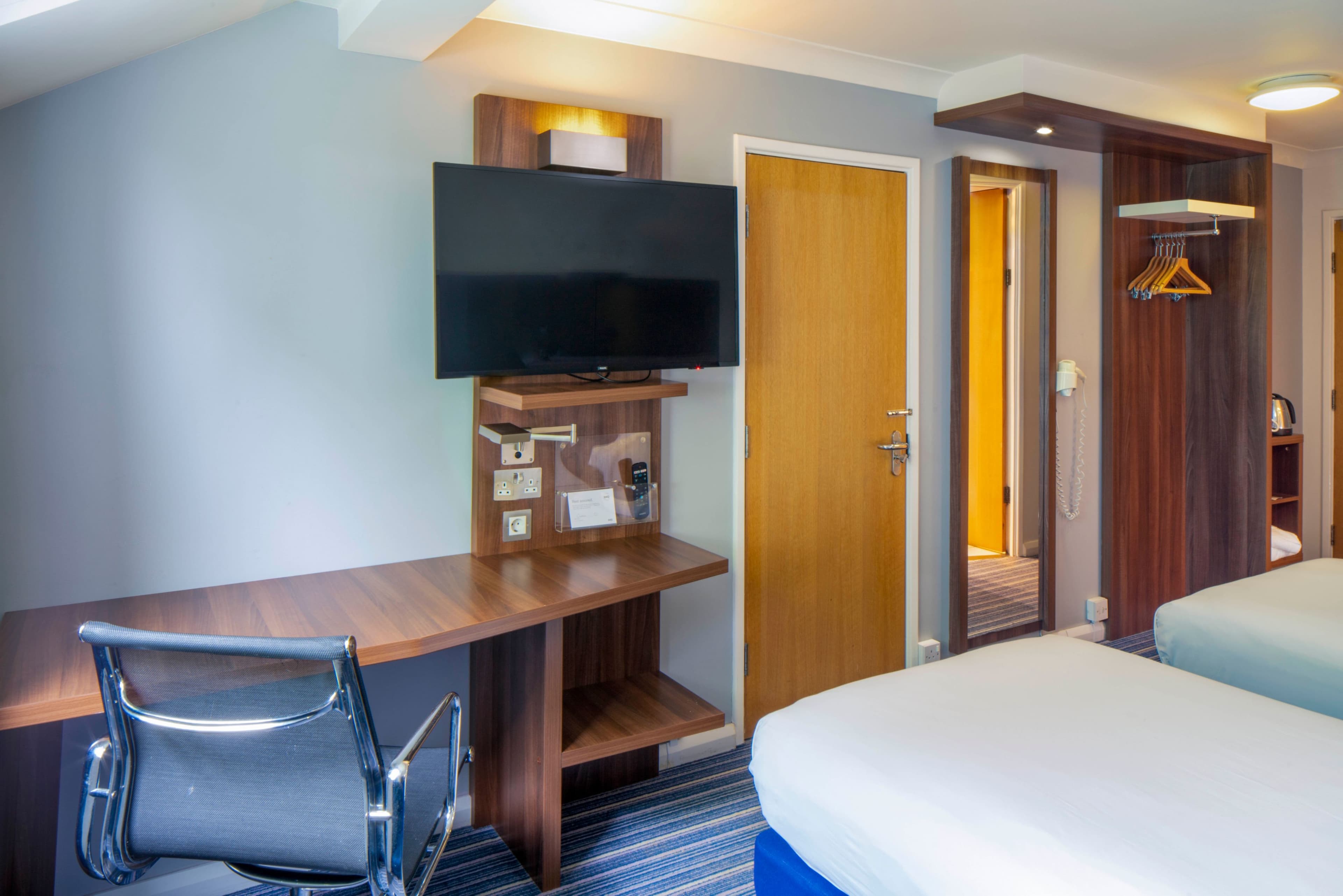 Standard Room with Free Hot Breakfast - Image 5