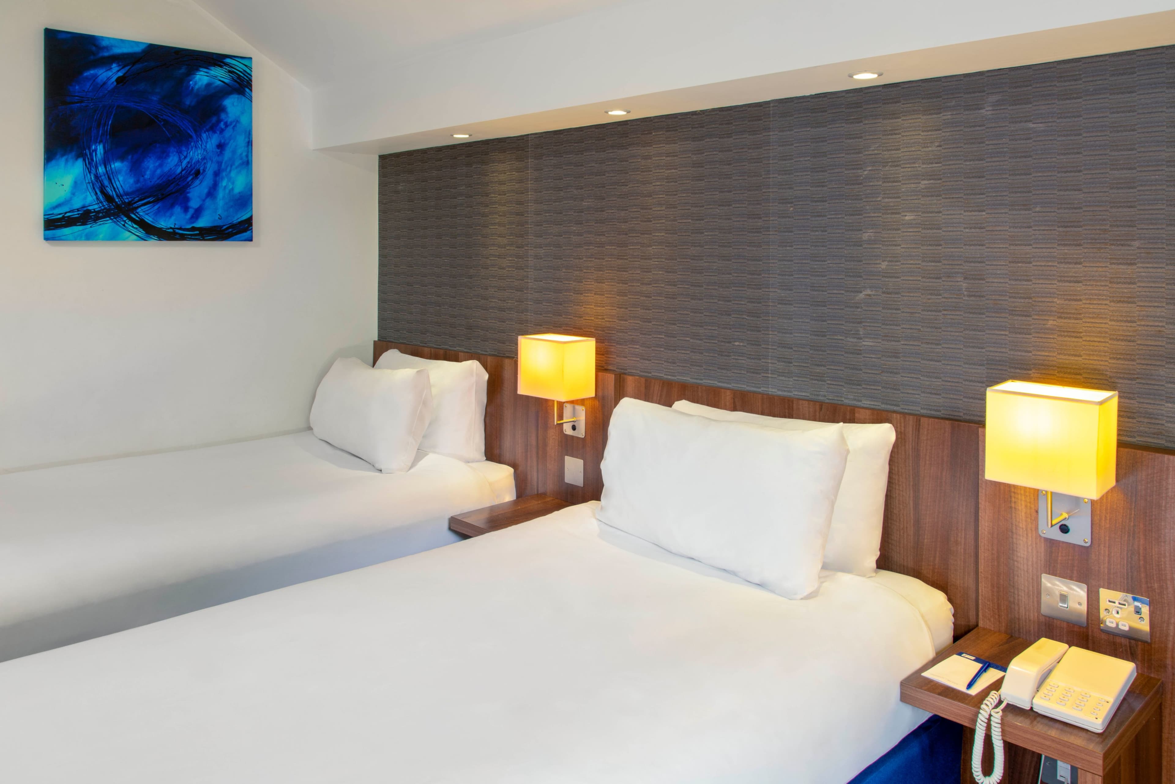 Standard Room with Free Hot Breakfast - Image 6