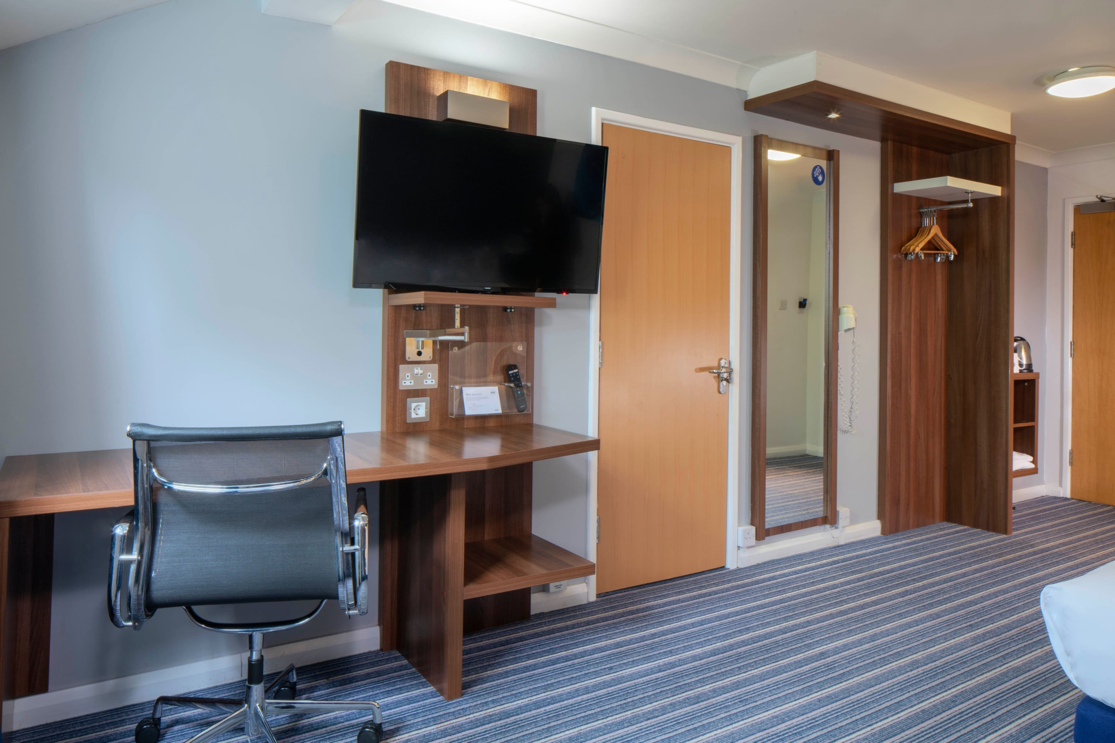 Standard Room with Free Hot Breakfast - Image 7