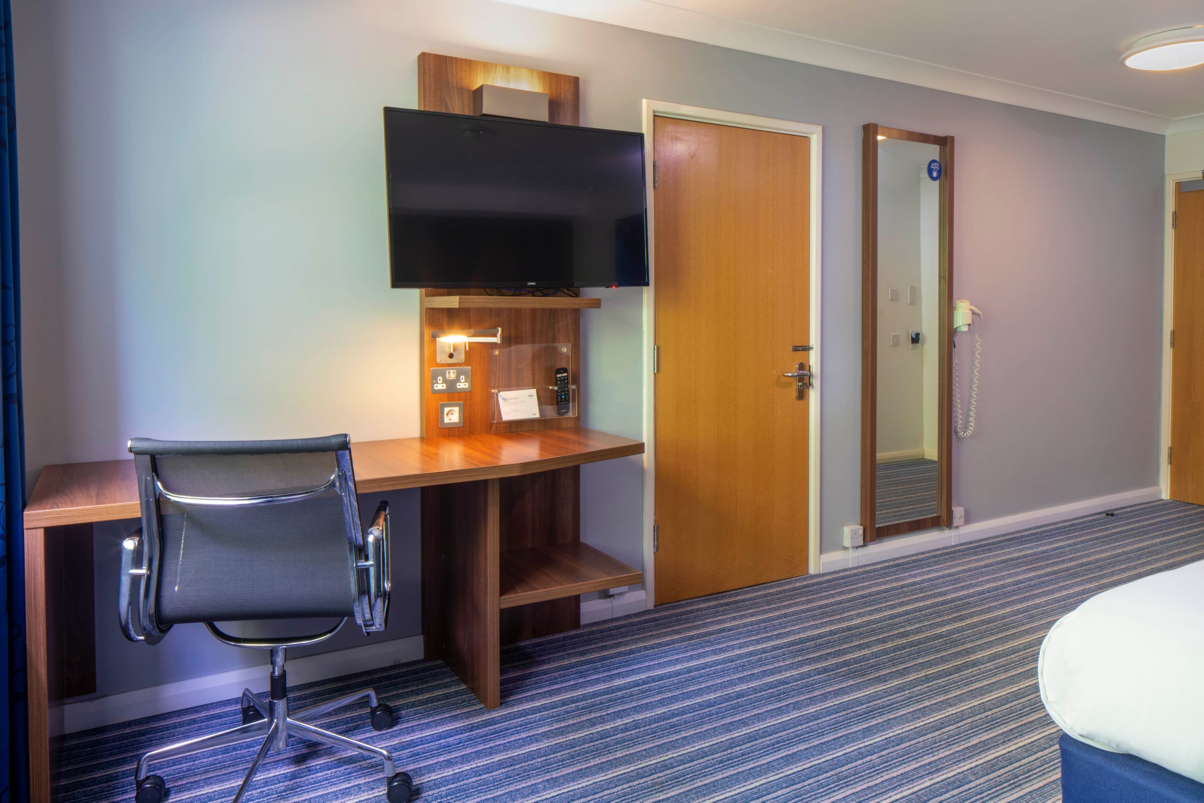 Standard Room with Free Hot Breakfast - Image 9