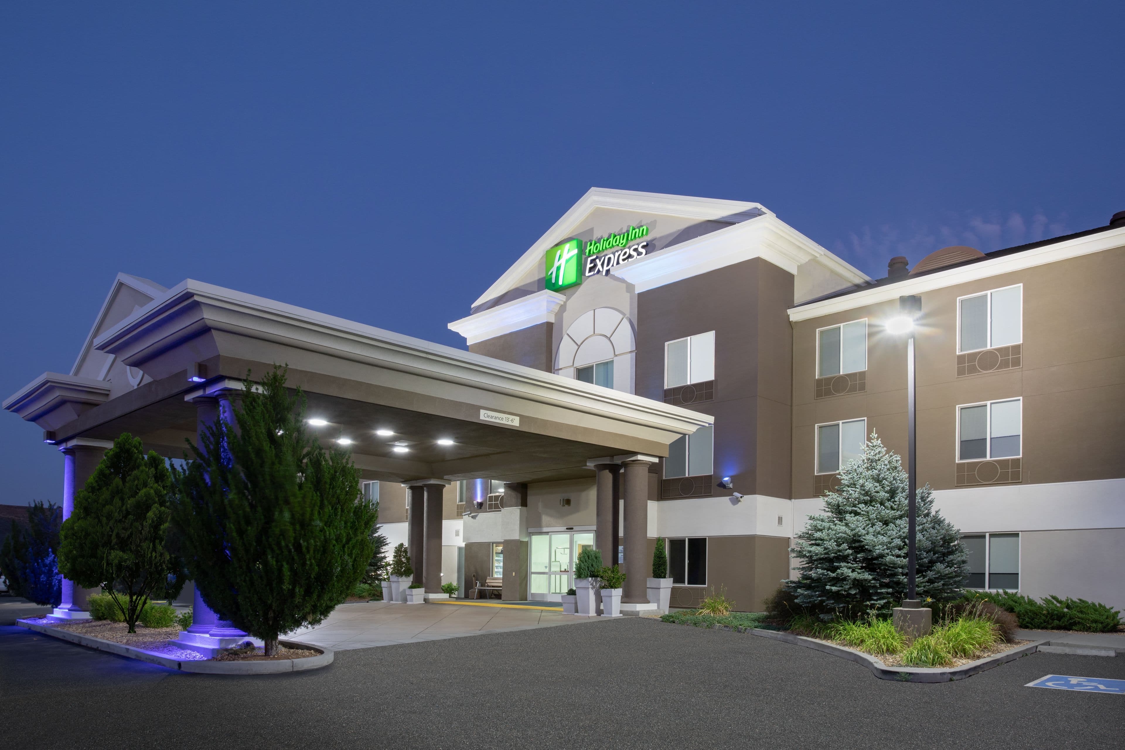 Holiday Inn Express Yreka-Shasta Area - Image 1