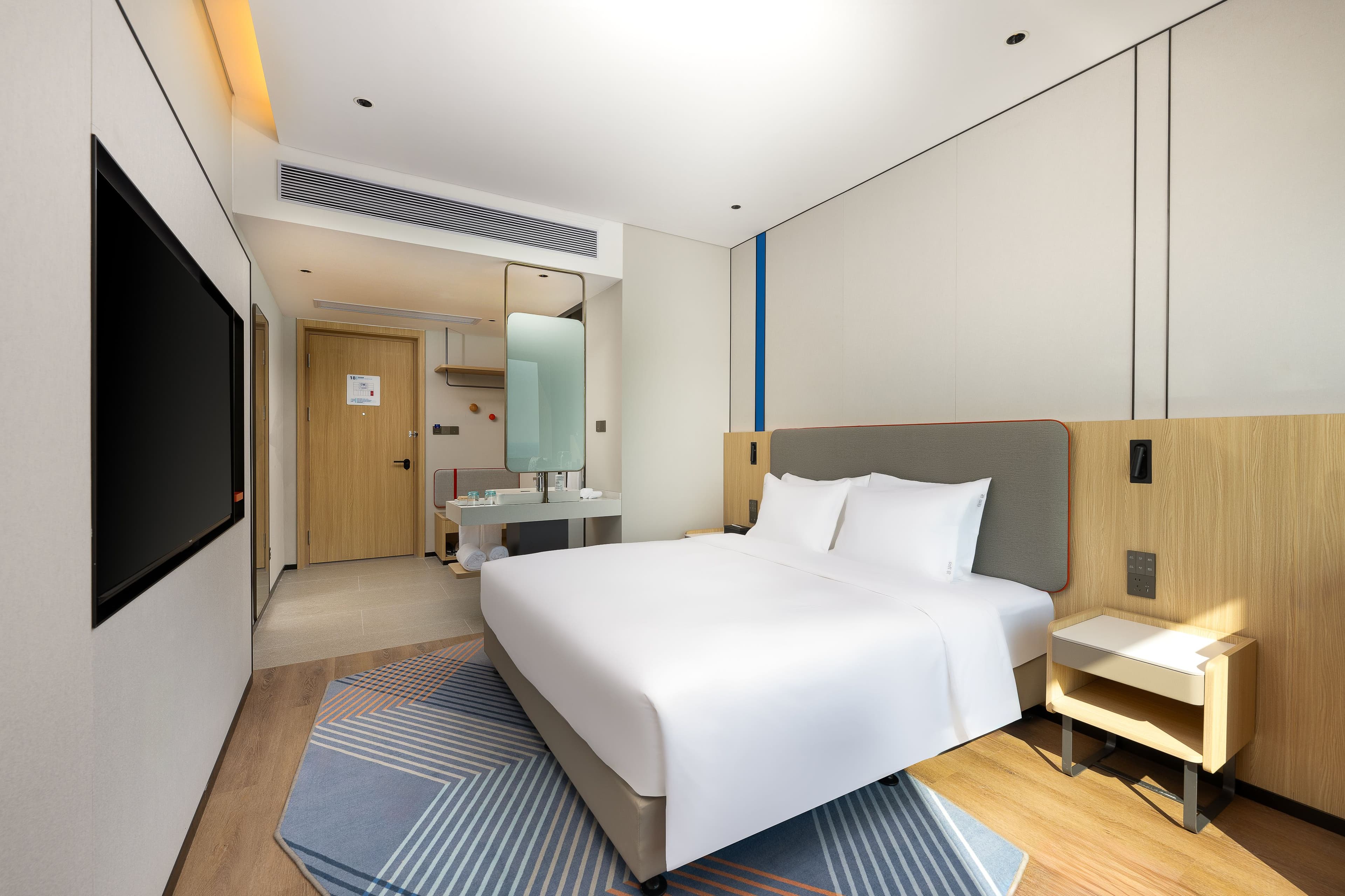 Holiday Inn Express Zhanjiang Coast — 2
