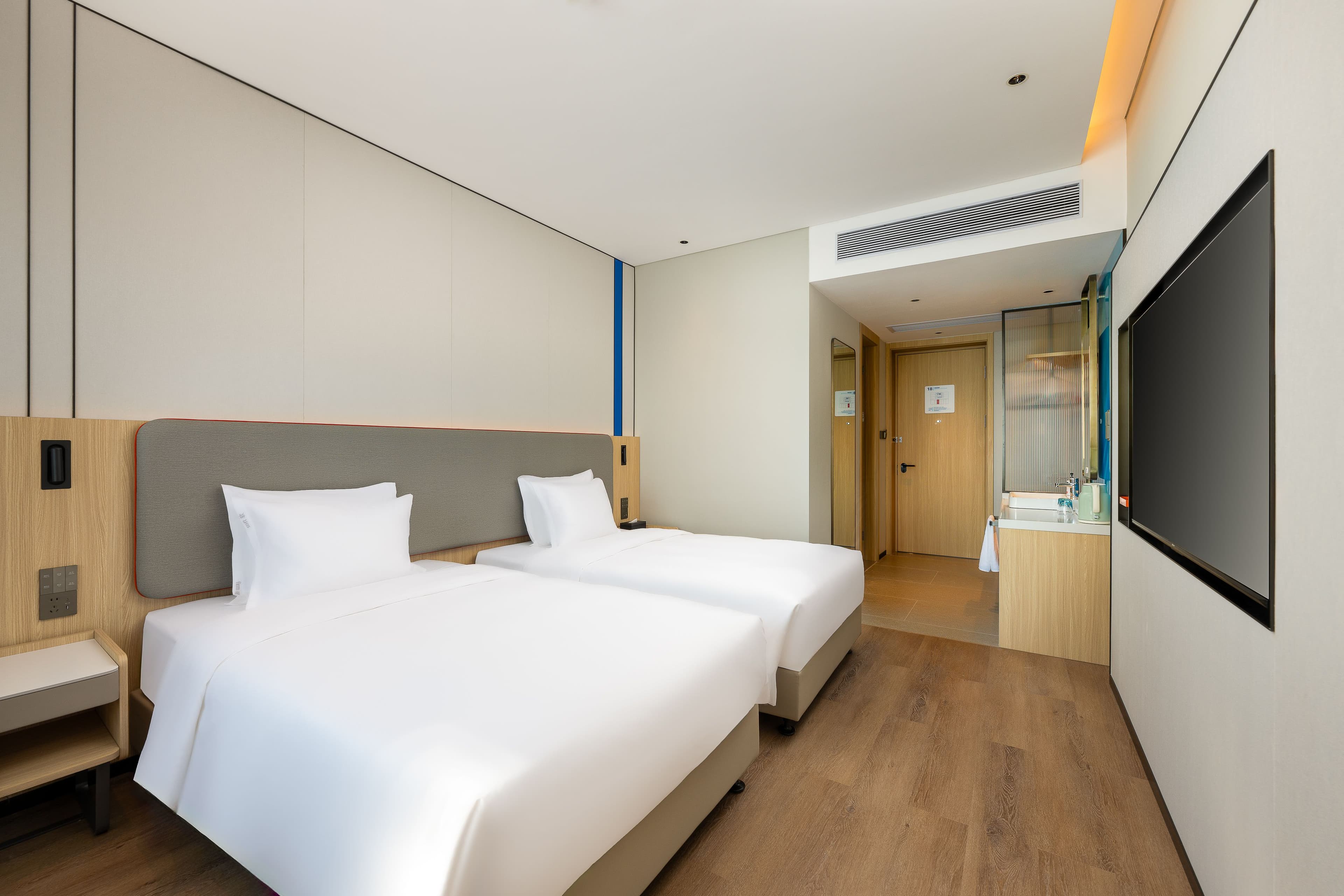 Holiday Inn Express Zhanjiang Coast — 3
