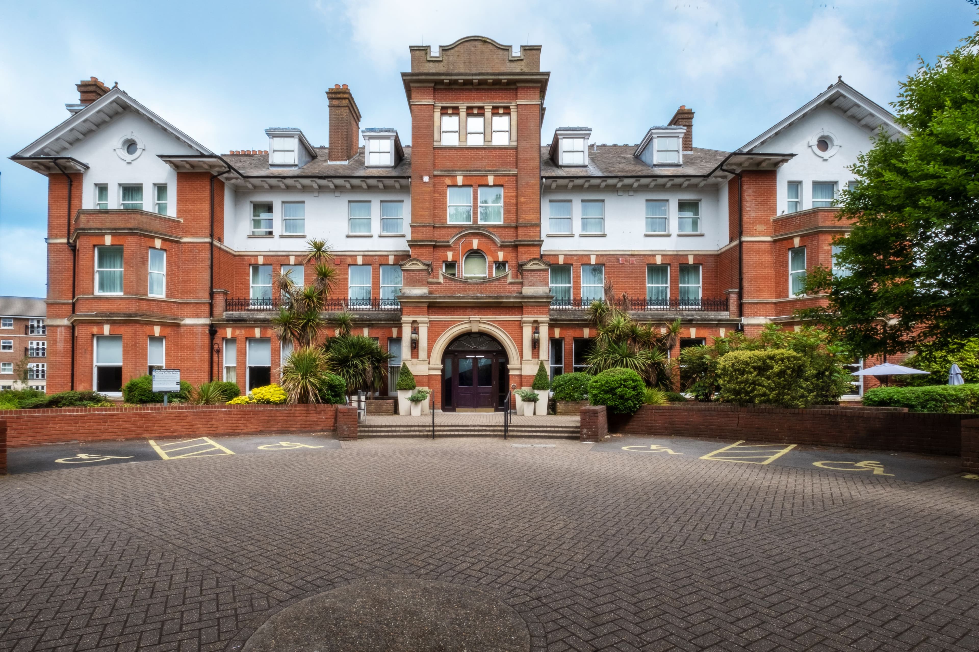 Holiday Inn Farnborough - Image 1