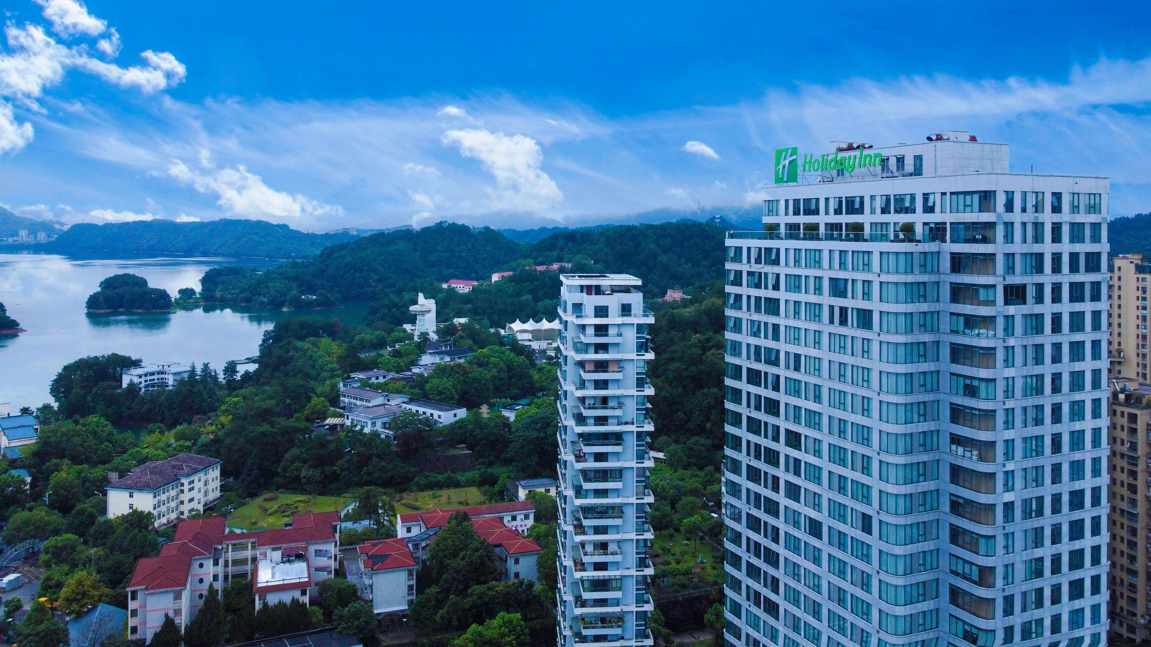 Holiday Inn One Thousand Island Lake - Image 1
