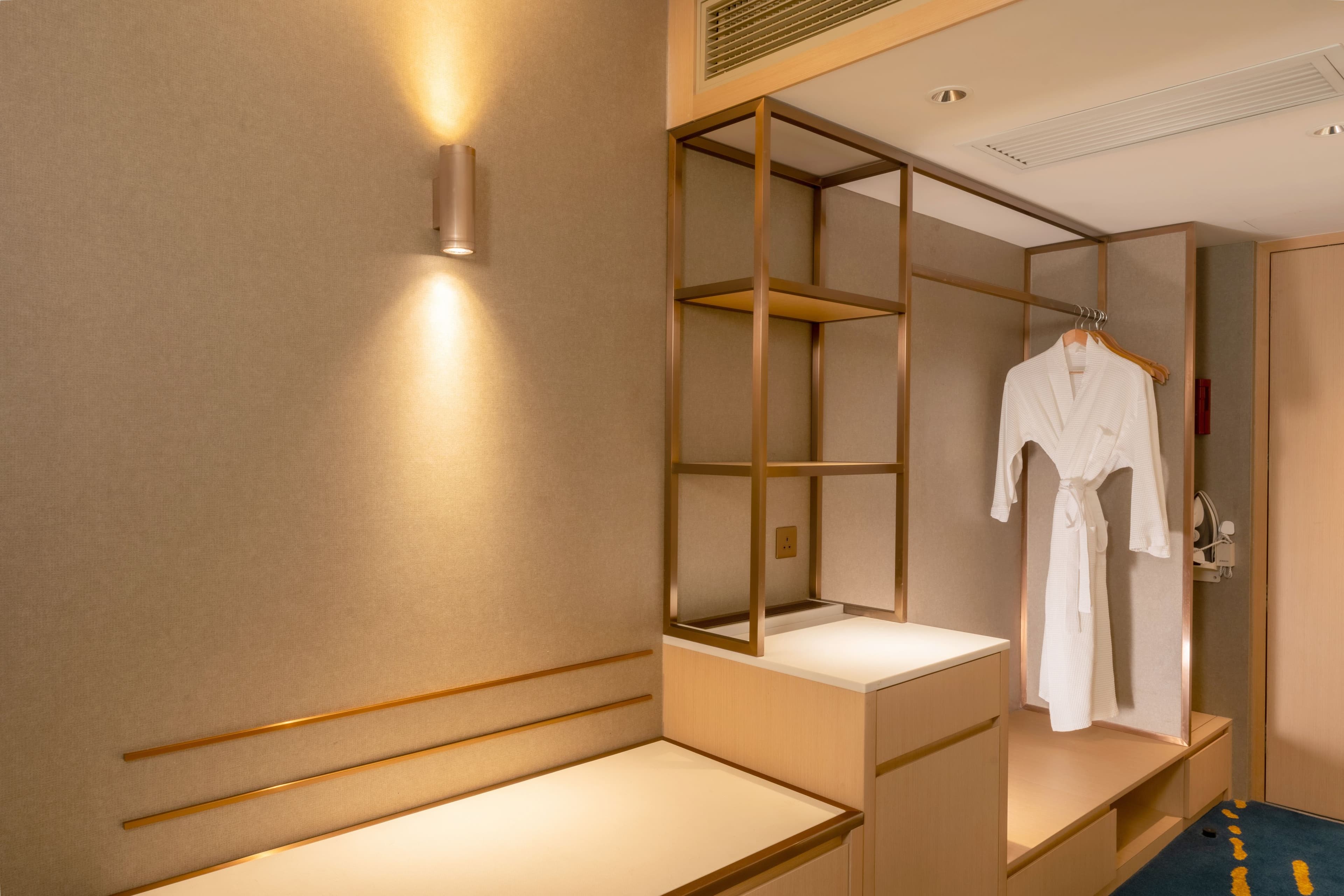 Holiday Inn Golden Mile Hong Kong — 12