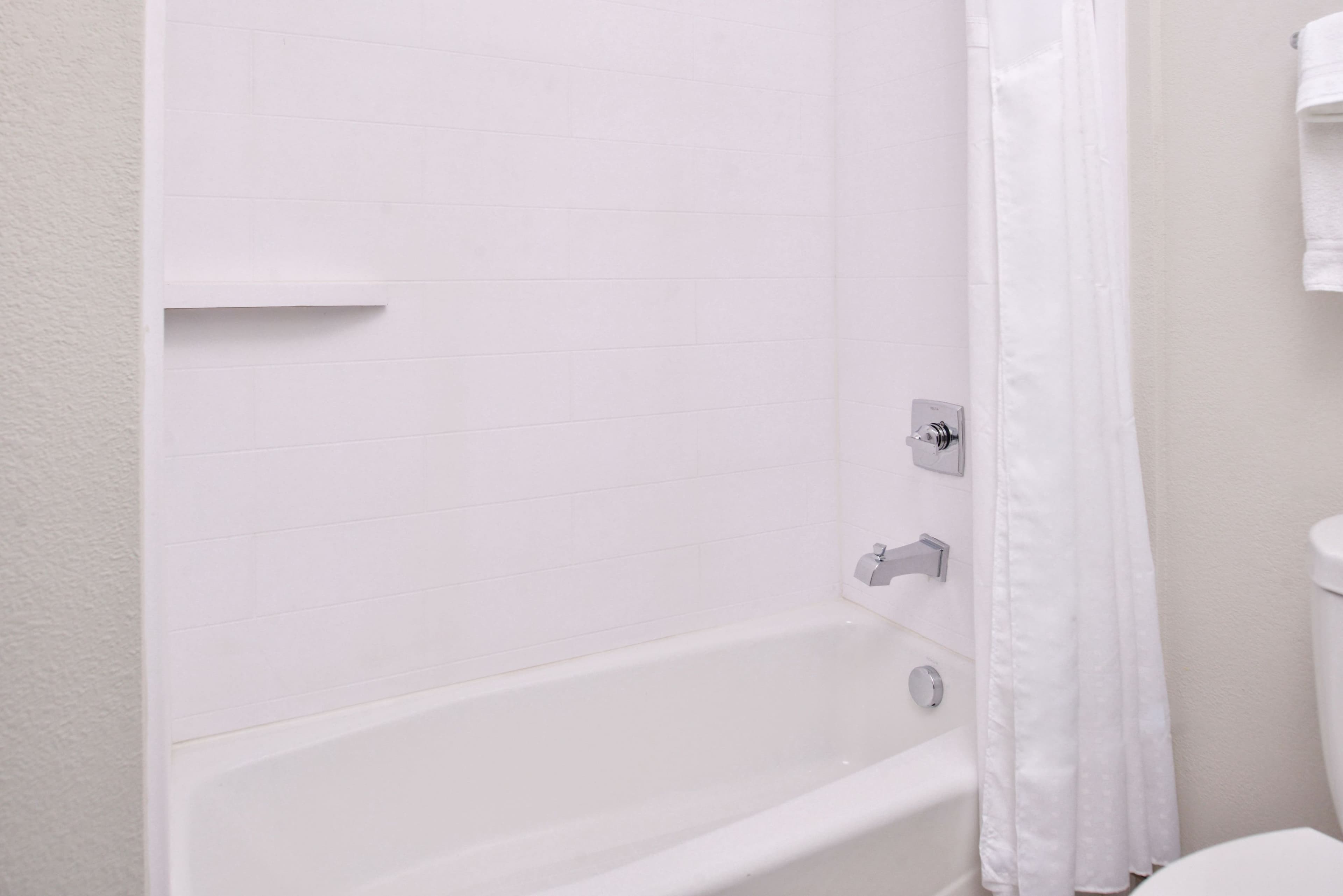 Holiday Inn & Suites Dallas-Addison - Image 2