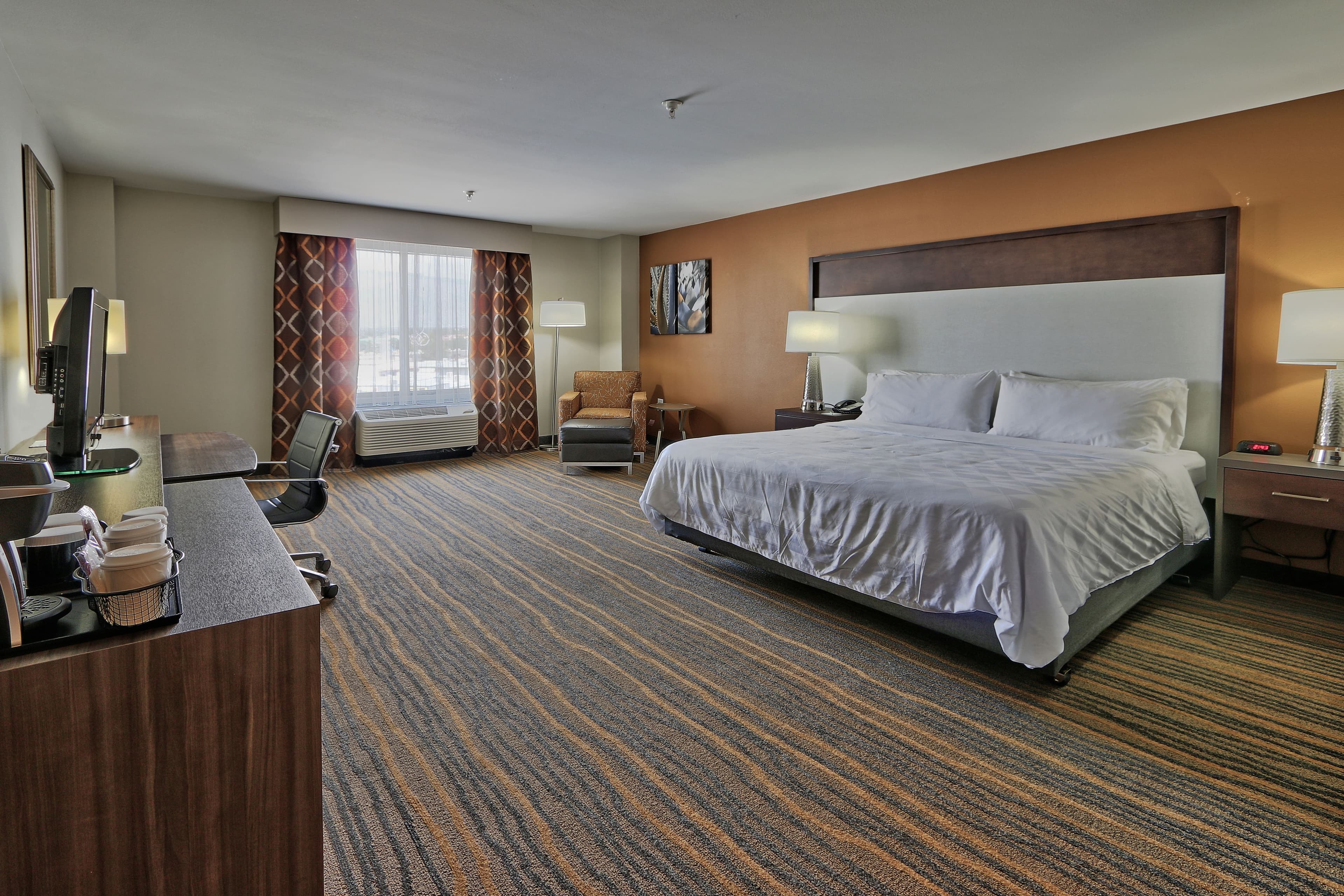 Holiday Inn & Suites Albuquerque-North I-25 - Image 3