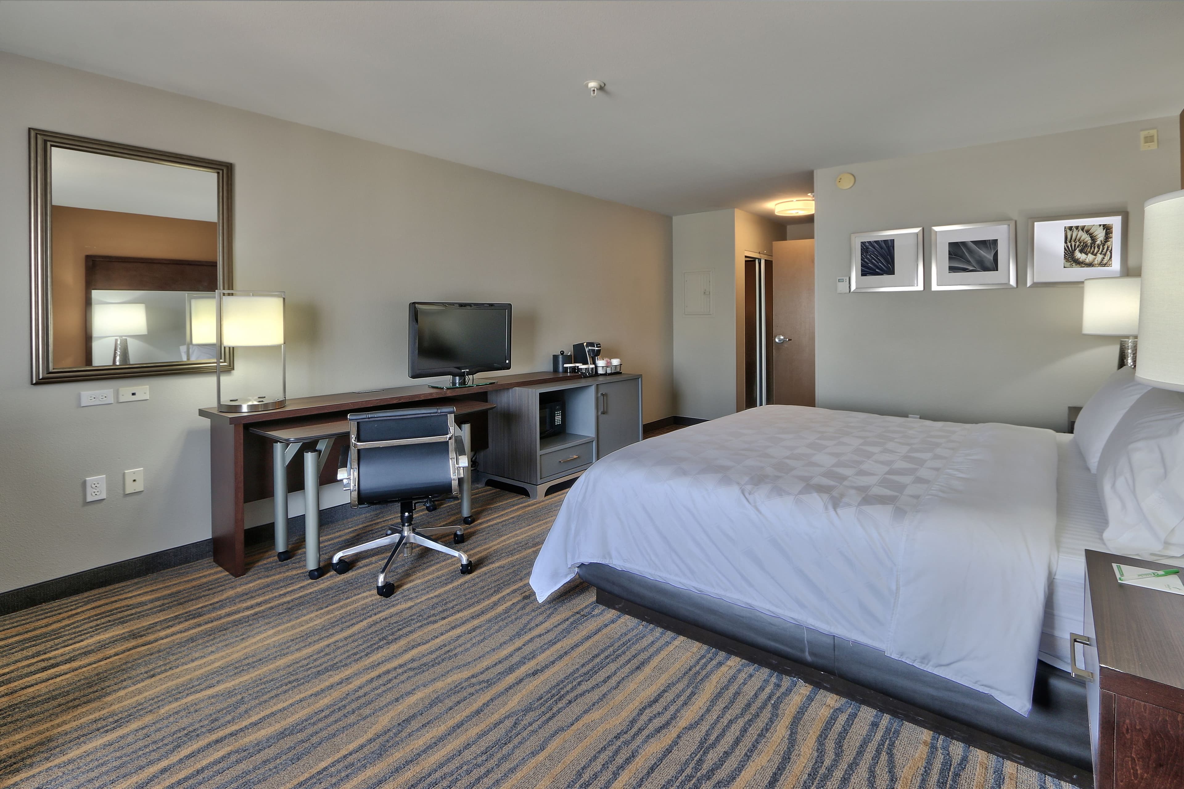 Holiday Inn & Suites Albuquerque-North I-25 - Image 4