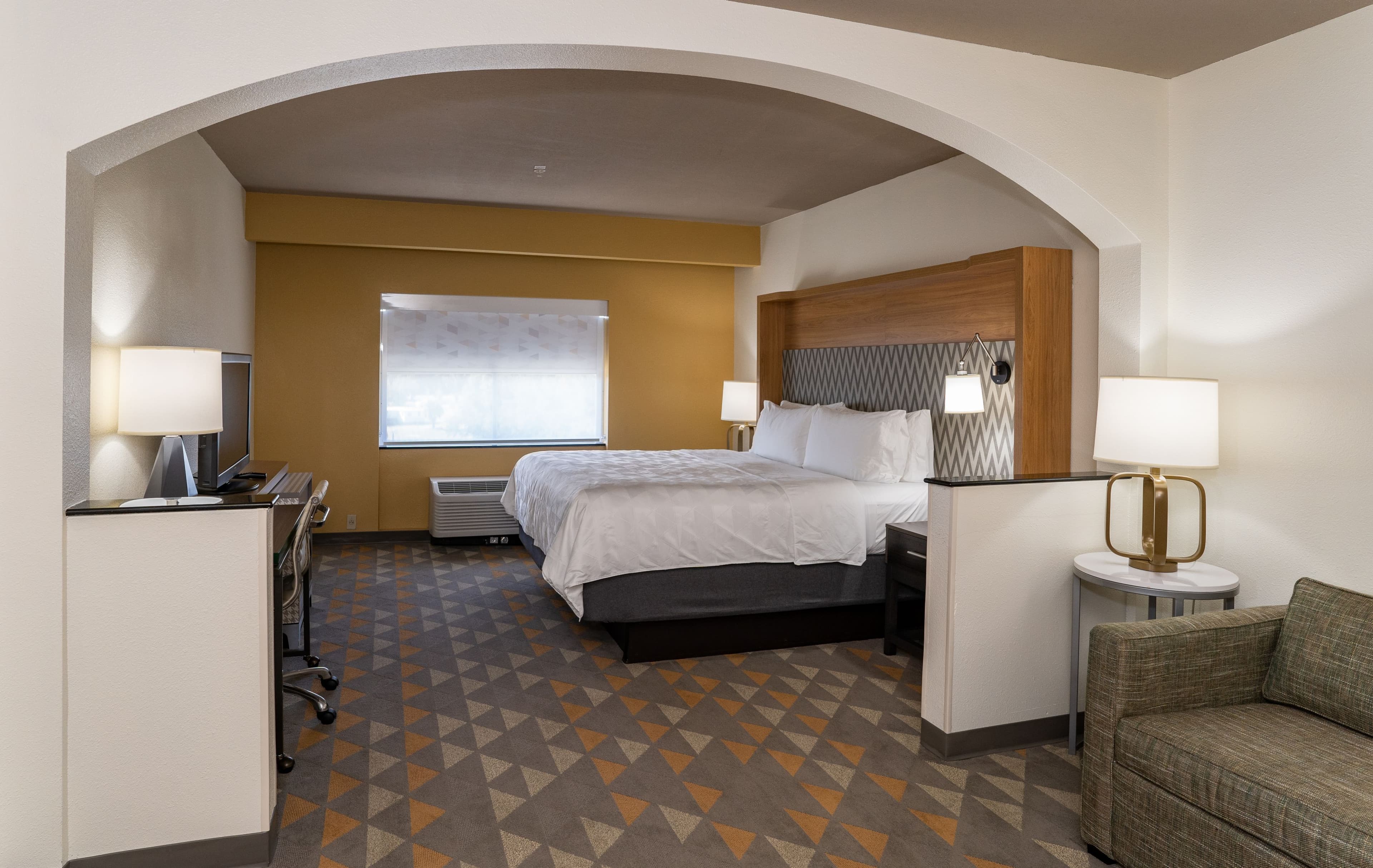 Holiday Inn & Suites Beaufort @ Highway 21 — 9