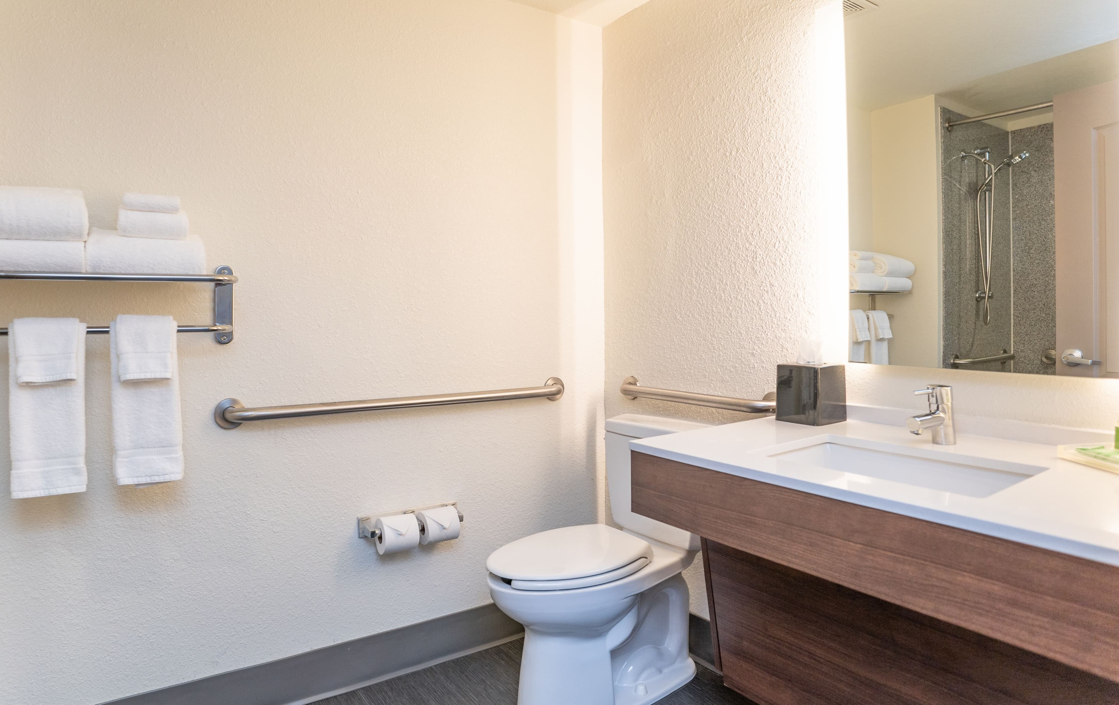 Holiday Inn & Suites Beaufort @ Highway 21 — 22